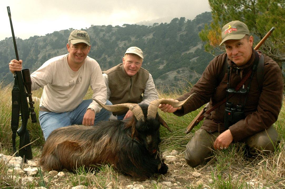 Jagd im Bezirk Surselva (Kanton Graubünden), Schweiz: Merkmale, Jägerschaft, Jagdmethoden, Wildarten, Jagdzeiten, Verbände, Vorschriften und Traditionen