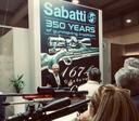 Ружья Sabatti: История легендарного итальянского оружейного бренда от 1761 года до наших дней

Основание компании: истоки в Валь-Тромпии

Компания Sabatti, один из старейших оружейных домов Европы, была основана в 1761 году в долине Валь-Тромпия (Италия) — регионе, известном своими оружейными традициями. Основателем стал Джованни Саббати (Giovanni Sabatti), чья фамилия дала имя бренду. Изначально мастерская специализировалась на ручной ковке стволов для охотничьего и спортивного оружия, используя местные залежи высококачественной стали.
Ключевой факт: Валь-Тромпия, благодаря реке Мелла, обеспечивала энергией кузнечные мехи, что делало её идеальным местом для металлообработки.

XIX век: от ремесла к промышленности

В 1840-х годах под руководством Карло Саббати (Carlo Sabatti), потомка основателя, компания перешла к серийному производству. Это стало возможным благодаря внедрению первых станков с водяным приводом. В этот период Sabatti начала выпускать не только стволы, но и полноценные ружья, включая дульнозарядные модели для охоты на пернатую дичь.
Популярная модель эпохи: Двуствольные курковые ружья с гравированными замками — эталон надежности для итальянских охотников.

XX век: испытания и возрождение

После Второй мировой войны компания, как и многие европейские производители, столкнулась с кризисом. Новый этап начался в 1950-х, когда Антонио Саббати (Antonio Sabatti) модернизировал производство, сделав ставку на нарезное оружие.
* 1970-е: Запуск линейки винтовок с коваными стволами для точной стрельбы.
* 1980-е: Выход на международный рынок. Первые контракты с военными и полицией Европы на снайперские винтовки.
* 
Технологический прорыв: Внедрение технологии «двойной ковки» стволов, повысившей их износостойкость.

Sabatti в XXI веке: инновации и признание

С 2000-х годов бренд укрепил позиции в сегменте высокоточной и спортивной стрельбы. Завод в Гардоне-Валь-Тромпия (провинция Брешиа) оснащен ЧПУ-станками и лазерными измерительными системами, что сочетается с ручной доводкой деталей.
Популярные модели:
1. Sabatti Rover — гладкоствольное ружье с балансировкой «в руку», калибры 12, 20, 28. Подходит для стендовой стрельбы и охоты на водоплавающую дичь.
2. Sabatti Safari — крупнокалиберная винтовка для африканской сафари (.375 H&H Magnum, .416 Rigby). Отличается усиленным затвором и дульным тормозом.
3. Sabatti STR — снайперская платформа с кронштейном Picatinny, калибры .308 Win, .300 Win Mag. Используется в спортивной стрельбе и силовыми структурами.

Достижения:
* Победы в соревнованиях по Benchrest (чемпионат Европы, 2018).
* Сертификация по стандартам NATO для военных контрактов.

Современность: традиции и цифровизация
Сегодня Sabatti остается семейным предприятием, управляемым потомками основателя. В 2023 году компания представила модульную систему Sabatti Tactical, позволяющую охотникам самостоятельно настраивать параметры оружия. Акцент делается на экологичность: использование перерабатываемой стали и бессвинцовой гильзы.

Партнерства:
* Сотрудничество с концерном Beretta в разработке гибридных ружей.
* Поставки для итальянского спецназа (GIS Carabinieri).

Дополнительные факты и истории бренда Sabatti

Секретная мастерская времен Второй мировой
В 1943–1945 годах, когда север Италии был оккупирован немецкими войсками, Sabatti, как и многие оружейные предприятия Брешии, вынужденно сотрудничала с вермахтом. Однако семья Саббати организовала подпольное производство: в горных пещерах Валь-Тромпии тайно ремонтировали оружие для итальянских партизан. После войны этот эпизод стал частью семейной легенды, а в музее компании хранится винтовка с гравировкой «Per la libertà» («За свободу»), собранная в одной из таких скрытых мастерских.

Оружие для королевской охоты
В 1896 году Sabatti получила заказ от короля Италии Умберто I — изготовить партию двустволок для охоты в Альпах. Особенностью ружей стали стволы из «стали святого Иоанна» (acciaio di San Giovanni), сплава, который ковали только в день летнего солнцестояния, считая его магически прочным. Две из тех моделей сохранились: одна выставлена в музее Gardone Val Trompia, другая в 2010 году была продана на аукционе Catawiki за €34,000.

«Золотой кабан» — испытание на прочность
В 1987 году Sabatti представила модель Rover Montecchio с инновационной системой запирания. Чтобы доказать её надежность, компания провела публичный тест: из ружья калибра 12/76 выпустили 50,000 патронов с усиленным зарядом без единой поломки. После испытания стволы переплавили в статуэтку кабана, которую вручают лучшим дилерам бренда. Сегодня «Золотой кабан» — символ качества Sabatti, а сам тест повторяют для каждой новой серии гладкоствольных ружей.

Заключение: почему Sabatti выбирают охотники?
* Надежность: 260 лет экспертизы в обработке металлов.
* Точность: Тестирование каждой модели на полигонах до 500 метров.
* Наследие: Сохранение ручной гравировки и индивидуальной подгонки даже в серийных образцах.
Sabatti — это симбиоз итальянского мастерства и современных технологий, где каждое ружье рассказывает историю длиной в три века.

Источники:
1. Официальный сайт Sabatti: https://www.sabatti.it/en/company
2. “The Gunmakers of Brescia” by R. Caranta (2015).
3. Журнал «Охотник и Рыболов»: обзор Sabatti STR (2022).
4. Музей оружия в Гардоне-Валь-Тромпия: архивные записи о партизанском движении.
5. Аукционный дом Catawiki: каталог лота №IT-3456 (2010 г.).
6. Статья в журнале «Armi e Tiro» (1988 г.) о тесте «Золотой кабан».