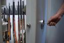 🔫Владельцам оружия приготовиться: в октябре пройдет проверка

С 7 по 11 октября в Беларуси пройдет оперативно-профилактическое специальное комплексное мероприятие «Арсенал». Оно направлено на выявление, пресечение и профилактику правонарушений, связанных с незаконными действиями в отношении оружия боеприпасов, взрывных устройств и взрывчатых веществ.

В рамках специального комплексного мероприятия в Минском районе также проверят условия хранения оружия индивидуальными владельцами, имеющим разрешение на право хранения нарезного, гладкоствольного и газового оружия.

➡️Особое внимание будет уделяться изъятию из незаконного оборота незарегистрированного оружия и боеприпасов

https://pristalica.by/27092024/vladelczam-oruzhiya-prigotovitsya-v-oktyabre-projdet-proverka/
