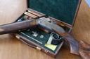 Beretta SL3
V roce 1925 dokončil asi největší zbraňový konstruktér všech dob, John Moses Browning, svoji poslední konstrukci, brokovou kozlici B25. Jako zdrcující většina Browningových konstrukcí, i nová brokovnice se stala přelomem, zbraní, která otevřela svět brokových kozlic širokému světu natolik, že za nějakých padesát let kozlice skoro vytlačily do té doby jednoznačně převažující dvojky.
