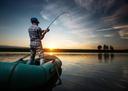 Les avantages de la libération des poissons capturés incluent le fait que certains des poissons relâchés survivent, ce qui réduit le dépeuplement. Mais cela ne se produit que si les taux de capture sont respectés , alors qu'une pêche qui n'est pas limitée par les normes avec libération ultérieure peut causer plus de dommages à la population, en comparaison avec la suppression du taux de capture autorisé calculé par les ichtyologistes du réservoir . Les inconvénients d'une pêche illimitée selon le principe «catch-and-release» comprennent divers types de blessures aux individus en train de pêcher et en gardant dans une cage.
