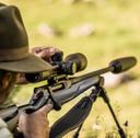 Sauer Titanium 3D Silencer — титановый шедевр для охоты нового поколения

Sauer Titanium 3D - глушитель сверхлёгкий и эффективный с 3D-печатным титановым сердечником. Обзор характеристик, калибров, модификаций и отзывов охотников.

🎯 Что такое Sauer Titanium 3D Silencer?

Sauer Titanium 3D Silencer — это инновационный глушитель от немецкой компании J.P. Sauer & Sohn, созданный с применением 3D-печати из титана 5-й категории прочности. Он сочетает в себе высокую эффективность шумоподавления (35+ дБ), вес всего 281 г и компактные размеры, что делает его идеальным выбором для охотников, которым важны мобильность, комфорт и точность.

⚙️ Технические характеристики

Общая длина:           210 мм
Удлинение ствола:      154 мм
Диаметр:               49,5 мм
Вес:                   ~281 г
Материал сердечника:   Титан (3D-печать)
Корпус:                Алюминиевый сплав
Резьба:                M15x1 / M17x1
Доступные калибры:     6.5 мм, .30, 8 мм, 8.5 мм (.338), 9.5 мм (.375)
Демпфирование шума:    35+ дБ

🔄 Конструкция и технологии

• 3D-печатный титановый сердечник: обеспечивает сложную внутреннюю геометрию, невозможную при традиционной обработке.
• Wedge-Brake технология: встроенный элемент дульного тормоза снижает отдачу и подброс ствола.
• Алюминиевый корпус: толстостенный, способствует медленному нагреву и быстрой отдаче тепла.
• Over-barrel конструкция: глушитель частично перекрывает ствол, минимизируя общую длину оружия.

🧩 Совместимость и калибры

Sauer Titanium 3D доступен для широкого спектра стандартных и магнум-калибров:

• 6.5x55, 6.5 Creedmoor — для горной и ходовой охоты
• .308 Win, .30-06 — универсальные решения
• 8x57 IRS, 8.5x55, .338 Lapua — для крупной дичи
• .375 H&H — для африканской охоты и трофейной стрельбы

🦌 Для какой охоты подходит?

Sauer Titanium 3D — это глушитель, созданный специально для охоты:

• Охота на кабана и оленя — снижает шум и отдачу, не пугает дичь
• Горная охота — лёгкий и компактный, не мешает при подъёмах
• Охота с подхода — не демаскирует стрелка
• Охота с вышки — комфортный выстрел без перегрузки слуха

💬 Отзывы охотников: плюсы и минусы

✅ Преимущества:

+ Очень лёгкий (281 г) — не перегружает ствол
+ Эффективное шумоподавление (35+ дБ)
+ Снижает отдачу и подброс
+ Быстро остывает после серии выстрелов
+ Подходит для большинства популярных калибров
+ Совместим с Sauer 404, 101, 303 и другими моделями

❌ Недостатки:

– Цена выше средней (от €560 до €650)
– Требует аккуратного обращения (титан чувствителен к ударам)
– Не предназначен для автоматического огня

💸 Цена и доступность

Европа: от €560 до €650
Германия: от €599 в Sauer.de и у официальных дилеров
Россия: от 55 000 до 70 000 ₽ (в зависимости от поставщика и калибра)

🏁 Почему выбирают Sauer Titanium 3D?

Потому что это глушитель, созданный для реальной охоты, а не для витрины. Он:

• Не утяжеляет оружие
• Работает эффективно и стабильно
• Сделан из лучших материалов
• Произведён в Германии с вниманием к деталям

🔮 Перспективы и вывод

Sauer Titanium 3D — это будущее охотничьих глушителей, где сочетаются технологии, эргономика и практичность. Он уже получил признание среди европейских охотников и уверенно входит в арсеналы стрелков по всему миру.

Если вы ищете лёгкий, надёжный и эффективный глушитель для охоты, который не подведёт в поле — Sauer Titanium 3D станет отличным выбором.