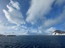 Antarktis er Jordens sydligste kontinent, hvis centrum falder sammen med den geografiske sydpol og vaskes af tre oceaner på én gang: Atlanterhavet, Stillehavet og Indiske, hvis sydlige dele ofte skelnes som det femte sydlige ocean


At besøge Antarktis er sikkert mange læseres drøm: For nogle er det en mulighed for at "lukke" et andet kontinent (som briterne siger, der hver for sig betragter Europa og Asien som det syvende kontinent, dvs. det syvende kontinent); for nogle en mulighed for at røre ved de heroiske sider af Antarktis udforskning, for at følge Amundsens og Scotts vej.