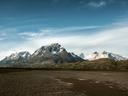 Caza en la Zona Central de Chile: Especies, Trofeos, Temporadas y Tradiciones Mapuches

Características geográficas y naturales: escenario salvaje de la caza 
La Zona Central de Chile se extiende desde el Océano Pacífico hasta la Cordillera de los Andes, formando zonas climáticas con marcada estacionalidad. Los inviernos húmedos y los veranos secos crean condiciones ideales para una gran variedad de flora y fauna. La topografía dificulta la caza, exigiendo a los cazadores resistencia y conocimiento del terreno.

Demografía de los cazadores: cifras y tendencias
No hay cifras exactas sobre el número de cazadores en la Zona Central, pero CONAF (Corporación Nacional Forestal) estima que hay alrededor de 50-70.000 cazadores con licencia en Chile. Más del 60% de ellos viven en la Zona Central debido a su proximidad a la capital, Santiago. Predominan los hombres de entre 30 y 60 años, aunque hay un interés creciente entre los jóvenes. Alrededor del 45% caza por deporte, el 35% por carne y el resto para estudiar la naturaleza.

Características de la caza en la región
- Gran altitud: la baja densidad de oxígeno dificulta los desplazamientos. La caza del jabalí suele realizarse con perros argentinos.
- Valles : Se utilizan trampas y camuflaje para cosechar pudúes (5-10 kg), cuya carne es apreciada en la cocina local.
- Matices estacionales : Las lluvias invernales provocan la migración de los animales a las estribaciones de las montañas.

Tipos de caza y trofeos de caza
- Caza mayor :
Jabalí : Trofeo principal. Peso - hasta 150 kg. 
Pudú : Pocos en número, la presa está estrictamente regulada.
- Caza menor :
Chilla (zorro sudamericano): Caza todo el año, pero con restricciones.
- Aves : Gallinetas, codornices.
- Caza deportiva : El tiro al plato es popular en los clubes de la región.

Temporadas de caza
- Jabalíes : 1 de mayo - 31 de agosto.
- Codornices y perdices : del 1 de septiembre al 30 de noviembre.
- Pudú : Prohibida su captura salvo con fines científicos.
La violación de los plazos se castiga con multas de hasta 2000 $ y confiscación del material.

Asociaciones y clubes que protegen la tradición venatoria
- Federación de Caza y Pesca de Chile : Ofrece formación en seguridad y responsabilidad medioambiental.
- Club de Cazadores de Santiago : Organiza competiciones y safaris.
- Asociación de Caza Ética : Promueve el respeto por la naturaleza.

Legislación: lo que hay que saber
- Licencias : Obligatorias para todos excepto para los indígenas (para la caza de uso personal). El coste es de 50-150 dólares al año.
- Armas : Están autorizadas las escopetas de cañón liso de calibre 12/76 y los rifles estriados.
- Prohibiciones : Extracción de pudú (sin permiso), caza en parques nacionales.

Tradiciones y cultura que celebran la caza
La caza en la Zona Central está estrechamente ligada a la historia del pueblo indígena mapuche. Los cazadores modernos han adoptado sus métodos:
- El uso de caballos para desplazarse por la montaña.
- Rituales : Después de una cacería exitosa se hacen asados con la carne de la presa.
- Festividades : La Fiesta de la Caza en Maipú (octubre) reúne a los amantes de la naturaleza.
- En febrero, la comunidad de Rancagua celebra un campeonato de tiro con arco de 50 metros, un homenaje a los nativos que no utilizaban armas de fuego antes de la llegada de los españoles.

Curiosidades sobre la caza
- En la Zona Central habita el puma, pero no se caza desde 1980.
- Los jabalíes son una especie invasora introducida desde Europa en el siglo XIX, cuya población amenaza los ecosistemas locales.
- La zona del Cajón del Maipo, cerca de Santiago, es uno de los lugares preferidos para la caza de trofeos.
- El Museo Arqueológico de Rancagua conserva una punta de flecha de 1.200 años de antigüedad hallada en una cueva cercana al volcán Tupungato. Esto demuestra que la caza floreció en la región incluso antes de la llegada de los europeos.
- El Terrier chileno fue criado específicamente para cazar zorros y conejos. Estos perros son conocidos por su habilidad única para sortear las nieblas que a menudo envuelven los Andes.
