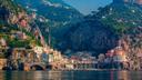 Caccia nelle Dolomiti: Tra Vette Maestose e Selvaggina Alpina - Caratteristiche, Normative e Tradizioni

Caratteristiche geografiche e naturali della regione dal punto di vista venatorio

 Le Dolomiti, patrimonio UNESCO, si estendono tra Veneto, Trentino-Alto Adige e Friuli-Venezia Giulia, con vette iconiche come le Tre Cime di Lavaredo (3.152 m) e il Catinaccio . La regione offre paesaggi alpini unici: prati d’alta quota, boschi di larici e abeti, e valli glaciali come la Val Gardena e la Val di Fassa . Questo ambiente ospita fauna adattata alle alte quote, tra cui camosci, stambecchi, cervi rossi, pernici bianche e aquile reali.

Demografia dei Cacciatori: Un Focus su Numero, Età, Sesso

 Nelle province dolomitiche (Belluno, Trento, Bolzano) sono registrati ~20.000 cacciatori, con una forte concentrazione in Trentino-Alto Adige. La regione attrae anche cacciatori internazionali, soprattutto per la caccia al camoscio e allo stambecco.

Tipologie di Caccia e Specie Presenti

Caccia al Camoscio : Praticata in alta montagna (1.500–3.000 m), richiede esperienza per i terreni impervi.
Caccia allo Stambecco : Riservata a zone rocciose come il Parco Naturale Adamello-Brenta (permessi limitati).
Caccia al Cervo Rosso : Focalizzata nelle valli boschive durante il bramito (settembre-ottobre).
Caccia agli Uccelli : Pernici bianche e galli cedroni cacciati con appostamenti discreti.

Stagioni Venatorie

Camoscio e Stambecco : 15 settembre – 15 dicembre (max 1 capo/anno, con autorizzazione speciale).
Cervo Rosso : 15 settembre – 31 ottobre (solo maschi adulti).
Pernici Bianche : 1 ottobre – 30 novembre (max 3 esemplari/giorno).
Selvaggina Minuta : 15 settembre – 30 novembre.

Associazioni e Club Locali

Federcaccia Trentino : Organizza corsi di alpine hunting e monitoraggio faunistico.
CAI – Club Alpino Italiano : Collabora con cacciatori per la sicurezza in alta quota.
Riserve Private : Rifugio Fanes (Dolomiti di Sesto) offre guide specializzate per caccia al camoscio.

Legislazione Regionale

Licenze : Obbligo di esame venatorio, tesserino regionale e assicurazione RC.
Limiti : 1 camoscio, 1 stambecco (solo con quota provinciale), e 2 cervi rossi per stagione.
Aree Protette : Caccia vietata nei parchi (es. Dolomiti Bellunesi) e nelle ZPS (es. Sito "Alpi di Fiemme").
Armi : Calibro minimo .243 Winchester per ungulati; divieto di richiami elettroacustici.

Tradizioni Venatorie Regionali: Riti, Usi e Cultura Locale della Caccia

 La cultura dolomitica lega la caccia ai rifugi alpini e ai piatti tradizionali. Il "cervo in salmì" e gli "strudel di pernice" sono specialità locali. La Festa del Cacciatore a Cortina d’Ampezzo (ottobre) celebra l’attività con concorsi di corna e degustazioni.

Fatti Sorprendenti e Curiosità: Cosa Rende Unica la Caccia in Questa Regione

Le Dolomiti furono riserva di caccia degli Asburgo nel XIX secolo, come testimoniato da documenti dell’Archivio di Stato di Trento.
Camoscio delle Dolomiti: Una specie iconica, il camoscio è simbolo della fauna alpina e una delle prede più ambite.
Gallo Cedrone: Conosciuto come il “re della foresta”, è una delle specie più difficili da cacciare per la sua elusività.
Lo stambecco, estinto nel 1900, è stato reintrodotto negli anni ’60 grazie a progetti di conservazione.
Nel 2021, un cacciatore ha immortalato un gipeto barbuto (specie rara) nel Parco Naturale Adamello-Brenta.

La caccia nelle Dolomiti non è solo un’attività, ma un’esperienza che ti immerge nella maestosità della natura alpina, tra vette imponenti, foreste silenziose e tradizioni secolari. Qui, ogni battuta di caccia diventa un viaggio alla scoperta di una fauna unica e di paesaggi che lasciano senza fiato. Che tu sia un cacciatore esperto o un appassionato alle prime armi, le Dolomiti ti offrono un’avventura autentica, dove il rispetto per l’ambiente e la sostenibilità sono al centro di ogni azione. Ricorda: cacciare in queste montagne significa non solo inseguire la preda, ma anche vivere in armonia con un ecosistema fragile e straordinario. Buona caccia, e che ogni uscita sia un’esperienza da ricordare!
#CacciaDolomiti #TreCimeDiLavaredo #Camoscio #Stambecco #CervoRosso #PerniciBianche #FedercacciaTrentino #Italia #TradizioniVenatorie #ParcoAdamelloBrenta #CortinaDAmprezzo #GalloCedrone #SalmìDiCervo #StrudelDiPernice #CacciaSostenibile #NaturaETradizione