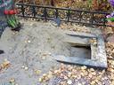 В Карелии медведь-могильщик раскопал захоронение мужчины

Под Петрозаводском в Карелии на одном из кладбищ мужчина обнаружил раскопанную могилу своего отца.

В доказательство факта вандализма он сделал фотографию, а потом сообщил об инциденте администрации кладбища.

Мужчина рассказал, что его отец умер в 2015 году, это никак не была свежая могила, которые чаще всего привлекают медведей-трупоедов. Также на фотографии видно, что медведь довольно отчаянно пытался докопаться до гроба, прорыв глубокую яму.

Все убранство для покойного на могиле он, естественно, перевернул – горшки с цветами, свечи и прочий ритуальный скарб он разбросал вокруг.
