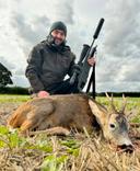 Blaser R93: Модульный немецкий карабин, изменивший охотничью индустрию. Характеристики, цена, отзывы

Blaser R93 — это культовый нарезной карабин с прямоходным затвором, разработанный немецкой компанией Blaser Jagdwaffen GmbH. С момента своего дебюта в 1993 году он стал эталоном точности, надёжности и эргономики, завоевав признание охотников и стрелков по всему миру, включая Россию.

🛠️ Конструкция и особенности Blaser R93

• Тип действия: прямоходный затвор с цанговым запиранием
• Материал ствольной коробки: алюминиевый сплав
• Запирание: 14-лепестковый радиальный механизм, обеспечивающий площадь запирания 66 мм²
• УСМ: нерегулируемый, усилие спуска — 750 г, сухой и короткий ход
• Предохранитель: шпаншибер — ручное взведение ударника
• Магазин: съёмный коробчатый, ёмкость от 2 до 5 патронов в зависимости от калибра

Карабин Blaser R93 отличается модульной конструкцией: смена ствола, боевой личинки и магазина возможна в полевых условиях без инструментов. Это позволяет использовать один карабин для разных калибров и задач.

🔧 Модификации и исполнения

Blaser R93 выпускался в различных вариантах:

• Standard — базовая версия с круглым стволом
• Semi Weight — утяжелённый ствол (диаметр 19 мм)
• Safari — тяжёлый матчевый ствол (22 мм)
• Jagdmatch — каннелированный матчевый ствол
• Professional — с полимерной ложей и вставками Soft Touch
• Luxus / Grand Luxe / Attaché — премиальные версии с гравировкой и ореховой ложей
• Tactical / LRS2 — снайперские версии для спецподразделений

🎯 Калибры и длина стволов Blaser R93

Карабин поддерживает более 30 калибров, включая:

• Стандартные: .308 Win, .30-06 Sprg, 7×64, 8×57 IS, 9.3×62
• Магнум: .300 Win Mag, .375 H&H, .416 Rem Mag
• Мини: .222 Rem, .223 Rem
• Экзотические: .500 Jeffery, 10.3×60R Swiss (однозарядный)

Длина стволов варьируется от 520 до 700 мм, в зависимости от исполнения и калибра.

📊 Технические характеристики Blaser R93

• Вес: от 3.0 до 3.4 кг
• Длина: ~1020 мм
• Материал ствола: хромомолибденовая сталь, нитрированная поверхность
• Кучность: гарантированная производителем — SubMOA (менее 1 МОА на 100 м)
• Оптика: фирменное крепление Blaser Saddle Mount — прицел устанавливается на ствол, сохраняет пристрелку при замене

🦌 Применение в охоте

Blaser R93 — универсальный карабин, подходящий для:

• Горной охоты — благодаря лёгкости и точности
• Охоты на крупного зверя — кабан, лось, медведь (магнум-калибры)
• Африканской охоты — .375 H&H, .416 Rem Mag
• Охоты с вышки и загонной охоты — быстрый перезаряд прямоходного затвора
• Спортивной стрельбы — Jagdmatch и Tactical версии

💬 Отзывы владельцев: плюсы и минусы Blaser R93

✅ Преимущества:

• Модульность — один карабин для десятков калибров
• Высокая точность — SubMOA даже с заводскими патронами
• Быстрая перезарядка — прямоходный затвор
• Эргономика — удобная ложа, баланс
• Надёжность — работает в любых климатических условиях
• Эстетика — премиальные отделки и гравировки

❌ Недостатки:

• Цена — от 125 000 до 180 000 рублей, в зависимости от исполнения A
• Отсутствие шнеллера — нет возможности регулировки спуска
• Редкость запчастей — после перехода на модель R8

💸 Цена и доступность Blaser R93

• Средняя цена в России: от 125 000 до 180 000 рублей A
• На вторичном рынке: от 100 000 рублей за базовые версии
• Премиальные исполнения: могут превышать 250 000 рублей

💡 Почему выбирают Blaser R93

• Немецкое качество — надёжность и точность
• Гибкость — смена калибров и конфигураций
• Универсальность — охота, спорт, коллекционирование
• Инновации — прямоходный затвор, модульная система
• Престиж — статусное оружие среди охотников

✅ Заключение

Blaser R93 — это не просто карабин, а инженерное произведение искусства, которое изменило представление об охотничьем оружии. Его модульность, точность и эргономика сделали его выбором номер один для профессиональных охотников, стрелков и коллекционеров. Несмотря на то, что производство завершено, R93 остаётся актуальным и востребованным, а его наследие продолжает жить в модели Blaser R8.