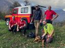 « Un chien perdu depuis 4 jours retrouvé à l’aide d’un drone à La Balme de Thuy » 😲

Alors qu’il participait à une partie de chasse samedi 19 octobre, M. Genans-Boiteux perd la trace de son jeune compagnon, nommé Usky, un Bruno du Jura de tout juste un an, encore en plein apprentissage. 

Après de longs jours de recherche, les chasseurs, désespérés, ont sollicité l’aide de la fédération. Certains agents sont formés et diplômés pour l’utilisation de drones équipés de caméra thermique. 
Mardi 22 octobre, Alexis Vautrin , technicien à la fédération s’est porté volontaire pour tenter de retrouver l’animal. Après 2 kilomètres de piste forestière en 4x4 puis 30 minutes d’efforts pour rejoindre la zone à pied, quelques secondes de survol suffirent pour qu’un point de chaleur soit détecté grâce à la caméra thermique de l’aéronef… C’était lui ! Vivant, debout, immobile, semblant désorienté et fatigué. 

C’est alors que la deuxième phase a débuté : le sauvetage. Les pompiers du (Groupe Montagne Sapeurs-Pompiers) ont pris le relais. En effet, le chien se trouvait dans une zone très escarpée, difficile d’accès. Grâce à leur équipement spécialisé et à leur détermination, les pompiers encordés sur environ 90 mètres ont finalement réussi à atteindre Usky.

 Le soulagement et la joie ont submergé son maître, et tous les intervenants ont partagé cette satisfaction. Il convient de saluer la belle collaboration entre la fédération des chasseurs et les pompiers, qui a permis de sauver la vie de ce chien.🤝