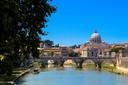 Caccia nel LAZIO: Tradizione e Natura tra Roma e gli Appennini

 Caratteristiche geografiche e naturali della regione dal punto di vista venatorio

Il Lazio, regione che circonda Roma, offre paesaggi diversificati per la caccia. Gli Appennini (con vette come il Monte Terminillo, 2.217 m) ospitano boschi di faggio e abete, mentre le colline della Tuscia e dell’Agro Romano sono ricche di macchia mediterranea. Laghi vulcanici come Bolsena e Bracciano e la costa tirrenica, con le paludi di Torre Flavia, sono tappe per uccelli migratori. Il 35% del territorio è protetto da parchi (es. Parco Nazionale d’Abruzzo, Lazio e Molise; Parco dei Castelli Romani), che convivono con aree di caccia regolamentata.

Demografia dei Cacciatori: Un Focus su Numero, Età, Sesso

Secondo i dati dell’Associazione Nazionale Cacciatori (Federcaccia), nel Lazio sono registrati circa 50.000 cacciatori. La maggior parte dei cacciatori sono uomini di età compresa tra i 40 e i 70 anni, con una forte presenza nelle zone rurali e montane. La caccia è un’attività tradizionale, particolarmente radicata nella cultura locale.

Caratteristiche della caccia

La caccia nel Lazio è fortemente influenzata dalla conformazione del territorio e dalla presenza di specie selvatiche. La caccia al cinghiale è una delle attività più diffuse, spesso praticata con l’ausilio di cani da seguita, come il Segugio Italiano. Nelle zone collinari e pianeggianti, la caccia alla lepre e al fagiano è comune. La caccia agli uccelli acquatici è limitata a poche aree, come i pressi del lago di Bracciano e del fiume Tevere.

 Tipi di caccia nella regione. Specie cacciabili

Nel Lazio si praticano diverse forme di caccia:
Caccia al cinghiale: molto diffusa, praticata in tutto il territorio.
Caccia al capriolo: comune nelle aree montane e collinari.
Caccia alla lepre e al fagiano: popolare nelle zone collinari e agricole.
Caccia alla volpe: permessa in alcune zone, ma con restrizioni.
Caccia agli uccelli acquatici: anatre e folaghe nelle zone umide.
Le specie principali sono: cinghiale, capriolo, lepre, fagiano, pernice, volpe, anatra e folaga.

Stagioni venatorie nella regione

Le stagioni di caccia nel Lazio sono regolate da leggi regionali e variano in base alla specie. Ad esempio:
Caccia al cinghiale: da ottobre a gennaio.
Caccia al capriolo: da settembre a dicembre.
Caccia alla lepre e al fagiano: dalla terza domenica di settembre a fine dicembre.
Caccia alla volpe: permessa solo in determinati periodi e con autorizzazioni specifiche.
Caccia agli uccelli acquatici: dalla terza domenica di settembre a fine gennaio.
Le date esatte possono cambiare ogni anno, quindi è fondamentale consultare il calendario venatorio regionale.

Associazioni e club di cacciatori nella regione

Nel Lazio operano numerose associazioni venatorie, tra cui Federcaccia Lazio, Arcicaccia e Libera Caccia. Queste organizzazioni promuovono la tutela dell’ambiente, la formazione dei cacciatori e la conservazione delle tradizioni venatorie. Organizzano anche eventi e gare di tiro per i soci.

Normative sulla caccia nella regione

Legislazione Regionale
Divieto di caccia nei parchi nazionali e nelle aree Natura 2000.
Obbligo di munizioni non tossiche nelle zone umide.
Quote annuali: 4.000 cinghiali, 1.500 cervi.
Divieto di caccia notturna e uso di richiami elettronici per gli uccelli.
Tradizioni Venatorie Regionali: Riti, Usi e Cultura Locale della Caccia
La Sagra del Cinghiale a Subiaco (novembre) celebra la carne con ricette tradizionali come “pappardelle al sugo di cinghiale”. Nella Tuscia, il rito della “battuta al lume” (oggi vietato) è ricordato nelle sagre locali. Al termine delle battute, è tradizione organizzare pranzi con piatti tipici come la porchetta e i rigatoni alla pajata, accompagnati da vini locali come il Frascati e il Cesanese.

Fatti Sorprendenti e Curiosità: Cosa Rende Unica la Caccia in Questa Regione

Il Parco Nazionale d’Abruzzo ospita il lupo appenninico , specie protetta ma talvolta causa di conflitti con gli allevatori.
Nel Lazio è attivo il progetto Life SafeCrossing per ridurre gli incidenti stradali causati dalla fauna selvatica.
La provincia di Latina detiene il record regionale di catture di colombacci grazie ai suoi campi di girasole.

Cacciare nel Lazio significa scoprire un territorio ricco di storia e biodiversità, a pochi chilometri dalla capitale. Dalle foreste degli Appennini alle paludi costiere, ogni ambiente offre opportunità uniche, regolate da norme che bilanciano tradizione e conservazione. Un’esperienza autentica per chi ama la natura e rispetta le sue regole.

#CacciaNelLazio #TradizioniVenatorie #NaturaLaziale #Cinghiale #Appennini #Federcaccia #ParchiNazionali #Biodiversità #CacciaRegolamentata #SagraDelCinghiale #Italia #Colombacci #Caccia #CulturaVenatoria #LupiAppenninici #AgroRomano