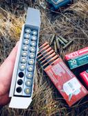 Патрон калибра 7,62х54R - история, характеристика, какие пули, под какие ружья и на кого охотятся с 7.62х54R, сравнение с аналогами, производители патронов, отзывы.

Калибр 7,62х54R хорошо известен всем, кто интересуется оружием и его историей. На протяжении почти пятидесяти лет этот патрон был основным в русской армии и остается одним из самых распространенных винтовочно-пулеметных боеприпасов в России. Его активно используют в войсках и на охоте благодаря невысокой стоимости и хорошим стрелковым характеристикам.

История патрона 7,62х54R 

Патрон с гильзой с выступающей закраиной (обозначается буквой R) был создан в Российской империи в 1890 году. Его разработал полковник Н.Ф. Роговцев. Первая версия патрона снаряжалась дымным порохом с добавлением аммиачной селитры. Изначально боеприпасы производили на Тульском оружейном заводе. В 1891 году Сергей Мосин разработал винтовку под этот патрон, известную как "трехлинейка".

У первой версии патрона 7,62х54R была тупая, закругленная пуля массой 13,6 грамма. В 1897 году пуля получила заостренную форму, а вес снизился до 9,6 грамм. Следующая модификация произошла в 1916 году, когда была выпущена версия с бронебойной пулей Кутового.

После революции 1917 года разработали несколько удачных модификаций патрона, включая пулю Бойно-Родзевича и патрон с утяжеленной пулей для пулеметов. Также создали первый трассирующий боеприпас в России, который мог быть зажигательным и комбинированным. Эти патроны также выпускали на заводе в Туле.

Патрон 7,62х54R продолжает активно использоваться не только в армии, но и на охоте. На его основе разработано множество модификаций, включая охотничьи. Патрон, созданный более ста тридцати лет назад, известен во всем мире и продолжает пользоваться популярностью.

Технические характеристики 7,62х54R: 
* Калибр: 7,62 мм (.308)
* Длина патрона: 77,16 мм
* Длина гильзы: 53,72 мм
* Диаметр пули: 7,92 мм
* Вес пули: Варьируется, но обычно от 9,2 до 13 грамм
* Начальная скорость пули: Зависит от веса пули и навески пороха, но обычно в диапазоне 760-880 м/с
* Энергия пули: Тоже варьируется, но обычно в пределах 3000-4000 Дж
* Навеска пороха в среднем составляет 3,25 г 

Чем снаряжают, и что летит в цель:
7,62x54R - патрон, в основном, пулевой. О вариантах дроби или картечи в нем слышать не приходилось. Однако, какие пули обычно используются:
* Оболочечная пуля (FMJ): Классика жанра. Сердечник из свинца в оболочке из стали или меди. Идеальна для стрельбы по мишеням и тренировок.
* Полуоболочечная пуля (SP): Свинцовый сердечник частично оголен. При попадании в цель деформируется, увеличивая раневой канал и останавливающее действие. Отличный вариант для охоты на крупную дичь.
* Экспансивная пуля (HP): В пуле сделана выемка, способствующая максимальной деформации при попадании в цель. Используется для охоты, где важно быстро остановить животное.
* Бронебойная пуля (AP): Содержит сердечник из закаленной стали или карбида вольфрама. Предназначена для поражения легкобронированных целей и техники. (Хранение и использование запрещено для гражданских лиц во многих странах).
* Трассирующие пули: Такие пули позволяют увидеть траекторию полета в ночное время за счет химического состава в хвостовой части.

Арсенал: под какие ружья «заточен» 7,62x54R:

* Винтовка Мосина (знаменитая "трехлинейка"): Икона и легенда! Простая, надежная и убойная.
* Снайперская винтовка Драгунова (СВД): Полуавтоматическая, точная и дальнобойная. Стала символом снайперского искусства.
* Пулемет Дегтярева (ДП-27/ДПМ): Ручной пулемет, сыгравший важную роль во Второй мировой войне.
* ПКМ (Пулемет Калашникова Модернизированный)
* Охотничьи карабины: "Вепрь", "Тигр", "Орсис" и другие. Современные карабины, созданные на базе боевого оружия, но предназначенные для гражданского рынка.

Охотничьи трофеи: на кого с ним идти?
7,62x54R – универсальный охотничий калибр. С ним можно охотиться на:
* Среднюю дичь: Кабан, косуля, лось (молодой). Главное – правильно подобрать пулю. Полуоболочка – ваш лучший друг.
* Крупную дичь: Медведь, взрослый лось. Здесь важна хорошая подготовка, умение стрелять и пуля потяжелее.
* Волк: Для волка вполне подойдет, если попасть куда нужно.

Аналоги: есть ли жизнь после 7,62x54R:
Сравнить можно с несколькими патронами, но найти прямой аналог сложно:
* .30-06 Springfield: Один из самых популярных американских патронов. Чуть более мощный, чем 7,62x54R.
* .308 Winchester (7,62x51 NATO): Широко распространенный патрон, немного короче и чуть менее мощный, чем 7,62x54R. Обладает более плоской траекторией.
* 7x64 Brenneke: Популярный европейский охотничий патрон. Считается, что он немного мощнее 7,62x54R.

Популярные производители патронов:
* Новосибирский патронный завод (НПЗ): Один из старейших и крупнейших производителей патронов в России.
* Барнаульский патронный завод (БПЗ): Известен своими качественными патронами по доступной цене.
* Тульский патронный завод (ТПЗ): Производит широкий ассортимент патронов различного назначения.
* Sellier & Bellot (Чехия): Европейский производитель с отличной репутацией.
* Lapua (Финляндия): Известен своими высокоточными снайперскими патронами.

Отзывы 7,62x54R:

В целом, отзывы о 7,62x54R положительные:
* Доступность: Патроны легко найти в большинстве охотничьих магазинов.
* Цена: По сравнению с другими калибрами, 7,62x54R относительно недорог.
* Универсальность: Подходит для охоты на разные виды дичи.
* Надежность: Патрон проверен временем и известен своей надежностью

Из минусов отмечают сильную отдачу (особенно в легких карабинах) и не самую лучшую точность (особенно у старых винтовок Мосина).

7,62x54R – это патрон с богатой историей и проверенными временем характеристиками. Он остается популярным среди охотников и стрелков, ценящих его надежность, доступность и универсальность. Несмотря на появление более современных калибров, 7,62x54R по-прежнему занимает достойное место в арсенале многих любителей оружия. И, возможно, еще долго будет звучать его раскатистый выстрел, разносящийся по лесам и полям.