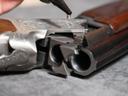 BIEN NETTOYER SON ARME DE CHASSE

1/ NETTOYAGE DU CANON : INTÉRIEUR & EXTÉRIEUR
LES ARMES À CANON BASCULANT, FUSIL ET CARABINE
Il n’est pas nécessaire de procéder à un nettoyage complet de l’arme après chaque sortie de chasse. Commencez par un coup de chiffon sec sur tout le fusil, puis nettoyez les canons intérieurs comme sur une arme à canon basculant, et terminez par passer un chiffon légèrement huilé sur le canon extérieur.

Nous vous conseillons de procéder au nettoyage complet de votre arme toutes les 3 sorties, suivant l’utilisation que vous en avez fait.

2/ NETTOYAGE DU FILETAGE, HUILAGE (OU GRAISSE SPÉCIAL CHOKES)
Dévissez et commencez par essuyer les filetages au chiffon propre ou au papier essuie tout. Si le choke est bloqué, aspergez-le de dégrippant et laissez agir pendant quelques heures avant de réessayer de le dévisser.

Dégraissez ensuite le filetage avec un dégraissant pour arme afin de nettoyer en profondeur.

Vous pouvez utiliser une brosse à dent douce pour nettoyer les 2 filetages choke+canon.

Profitez-en pour bien examiner les filetages dans le but de détecter les éventuelles cassures qui sont signe d’un filetage usé. S'ils sont usés, il est fortement conseillé d’aller montrer son arme à un armurier.

Graissez le filetage externe du choke avant le remontage à l’aide d’une graisse spécial choke.

Eliminez le surplus de graisse avec un chiffon.

Astuce : Pensez à vérifier à chaque nettoyage que le choke n’est pas grippé pour justement éviter ce genre de situation. Le filetage peut littéralement se " souder " et là, c'est assurément direction l'armurier.

3/ NETTOYAGE DE LA CROSSE
Si vous avez une crosse en bois non vernis (poncée à l’huile), passez un produit spécial à base d’huile de lin, en évitant surtout toutes les parties métallique pour éviter les tâches très difficiles à récupérer une fois l’huile sèche. Faites de même sur le bois du devant, la longuesse.

Si votre crosse en bois est vernis, un simple coup de chiffon avec un produit d’entretien pour meuble suffit. Un très léger coup d’éponge savonneuse sur les traces les plus tenaces suivi d'un rinçage à l'eau donnera un coup d'éclat à vos bois.