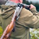 Меркель Drilling: Легендарное комбинированное ружье для универсальной охоты

Ружья Merkel Drilling — это символ немецкой оружейной традиции, сочетающий безупречную инженерию и практичность. Созданные для охотников, ценящих универсальность, эти модели стали эталоном в мире комбинированных ружей. В этой статье — история, технические особенности и применение Drilling в условиях реальной охоты.

История Merkel Drilling: От Model 142 до Model 961

Фирма Merkel, основанная в 1898 году в Зуле (Германия), прославилась инновационными комбинированными ружьями. Линейка Drilling («дриллинг» — три ствола) появилась в начале XX века, но ключевые модели, оставившие след, включают:

1. Merkel Model 142 (1920–1940-е)
    * Первая массовая модель Drilling с горизонтальным расположением стволов.
    * Конфигурация: два гладких ствола 16 или 12 калибра + нарезной ствол (например, 9.3×74R).
    * Затворная система Anson & Deeley, ручная гравировка.
    * Применялась для охоты на копытных и пернатую дичь в Европе.

2. Merkel Model 96 (1990-е)
    * Возрождение Drilling после объединения Германии.
    * Улучшенная система запирания, стволы из стали Sauer.
    * Варианты калибров: 12/12/7×65R, 16/16/5.6×50R.
    * Вес: ~3.5 кг, длина стволов — 60–65 см.

3. Merkel Model 961 (2000-е)
    * Современная версия с эргономичным прикладом и усиленной конструкцией.
    * Опции: чоковые сужения, регулируемые УСМ, стволы с хромированным покрытием.
    * Калибры: 12/12/.308 Win, 20/20/6.5×55 SE.

Технические особенности: Почему Drilling — выбор профессионалов

* Конфигурация стволов: Два гладких (для дроби/картечи) + один нарезной (для пули). Позволяет мгновенно переключаться между стрельбой по птице и зверю.
* Затворная система: Классический коробчатый замок (Anson & Deeley) с верхним рычагом. Надежность даже в экстремальных условиях.
* Спусковой механизм: Два спусковых крючка (передний — для нарезного ствола, задний — для гладких). В Model 961 добавлен инерционный предохранитель.
* Материалы: Ореховый приклад, голубая сталь стволов, ручная подгонка деталей.

Для какой охоты создан Merkel Drilling?

1. Европейская лесная охота: На кабана, косулю или оленя — нарезной ствол обеспечивает точный выстрел, а гладкие позволяют добить подранка или отбиться от стаи волков.
2. Горная охота: Легкие версии (например, Model 96 в калибре 20/20/6.5×55) подходят для длинных переходов в Альпах или на Кавказе.
3. Смешанная охота: В России Drilling ценят на медвежьих облавах, где возможна встреча с птицей (глухарь, тетерев) и зверем.

Merkel Drilling в России: Кто поставлял и кто использовал

Довоенные поставки: До 1940-х единичные экземпляры Model 142 ввозились для элитных охотников царской России и СССР.

Современный рынок:

Царь-Охотник (Москва): официальный дилер Merkel в 2000-2010-х, предлагал Model 961 под заказ.

Калибр-Сервис (СПб): реставрация винтажных Model 142.

Известные владельцы: Охотники-промысловики Камчатки и Сибири, предпочитающие Drilling для работы в тайге.

Плюсы и минусы Drilling

Преимущества:
* Универсальность: одно ружье заменяет дробовик и винтовку.
* Надежность: срок службы — 50+ лет при грамотном уходе.
* * Престиж: статусный инструмент для ценителей истории.

Недостатки:
* Вес: классические модели тяжелее современных карабинов (3.5–4 кг).
* Цена: новые Model 961 стоят от 8000 евро, винтажные Model 142 — коллекционная редкость.

Советы по выбору

1. Калибр: Для России оптимальны 12/12/9.3×74R (на крупного зверя) или 20/20/7×65R (для горной дичи).
2. Проверка боя: Убедитесь, что оси гладких и нарезного стволов совпадают (проблема старых Model 142).
3. Доводка: Замените штатные целики на оптику (на Model 961 есть крепления для кронштейнов).

Информация от производителя: официальные данные о Merkel Drilling
 Согласно каталогам компании Merkel (J.P. Sauer & Sohn GmbH), Drilling проектировались как универсальные инструменты для охотников, требующих максимальной функциональности. В документации к Model 961 подчеркивается использование трехслойных стволов компании Lothar Walther (два гладких с хромированным покрытием + нарезной из нержавеющей стали). Затворная система основана на патентованной схеме Merkel Bock с четырьмя запирающими боевыми упорами, что обеспечивает кучность боя нарезного ствола до 1.5 МОА. Производитель акцентирует строгий контроль качества: каждое ружье тестируется с усиленными патронами (+25% давления) и проходит проверку на герметичность в вакуумной камере.

Сертификация и гарантии
 Официальные дилеры Merkel (включая российских партнеров до 2022 года) предоставляли сертификаты CIP (Постоянная международная комиссия по испытанию ручного огнестрельного оружия), подтверждающие безопасность Drilling при давлении в патроннике до 900 бар. На Model 961 распространяется пожизненная гарантия на механизмы при условии обслуживания в авторизованных мастерских. В инструкции производитель рекомендует только бездымные порохи для нарезных стволов и предупреждает о недопустимости стрельбы пулями массой свыше 22 г из комбинированных калибров (например, 12/12/.308 Win) из-за риска деформации ствольной коробки.

Признание в профессиональной среде
 Merkel Drilling неоднократно получали награды за дизайн и инновации, включая «Golden Bullseye Award» от журнала Shooting Illustrated (2018) за Model 961. В интервью для каталога 2023 года инженеры Merkel отметили, что 60% дрллингов собираются вручную, а приклады изготавливаются только из отборного немецкого ореха с системой амортизации ISIS. Это подтверждает статус Drilling как оружия премиум-класса, сохраняющего традиции с адаптацией под современные стандарты.

Заключение Merkel Drilling — не просто ружье, а наследие, актуальное и сегодня. Его выбирают те, кто ценит возможность в один момент перейти от стрельбы по утке к точному выстрелу по лосю. Если вы ищете оружие «на всю жизнь» Drilling достоин внимания.

#merkel #drilling #model961 #model142 #меркель #дрилинг