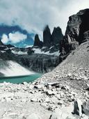 Los mejores destinos para la caza, temporadas y tradiciones en la región de Los Lagos: un paraíso para los cazadores

Geografía y naturaleza para la caza en Los Lagos 
La región de Los Lagos, ubicada en el sur de Chile, es un área de 45 748 km² donde confluyen paisajes dramáticos: volcanes como el Osorno y el Calbuco, lagos glaciares como Llanquihue y Todos los Santos, y bosques de araucarias y robles andinos. Limitada por el Océano Pacífico al oeste y la Cordillera de los Andes al este, esta zona combina playas remotas, bosques húmedos y valles andinos. Parques como el Parque Nacional Vicente Pérez Rosales y el Parque Nacional Laguna San Rafael ofrecen refugios para especies únicas, aunque solo el 25% del territorio está abierto a la caza, con zonas reguladas cerca de áreas protegidas. 

Demografía regional y los cazadores: generación de los que escuchan la llamada
Según la Federación de Caza de Chile, Los Lagos cuenta con 3 200 cazadores registrados, principalmente residentes que dependen de la actividad para subsistencia. El turismo de caza atrae 1 200 cazadores internacionales al año. 

Aspectos únicas de la caza en Los Lagos 
- Biodiversidad acuática: Los lagos y ríos albergan grandes poblaciones de patos (Anas specularioides) y zorzales, ideales para la caza de aves. 
- Clima cambiante: Lluvias frecuentes y nieblas exigen equipamiento impermeable y preparación para condiciones impredecibles. 
- Caza en áreas costeras: Playas desiertas permiten cazar aves marinas como el churrín de Magallanes.  

Tipos de caza y especies en Los Lagos: presas que aguardan en el horizonte
Caza de ungulados: 
- Ciervo de los Andes (Hippocamelus antisensis): Especie protegida, cazada solo en temporadas cortas con permiso especial. 
- Venado (Odocoileus hemionus): Común en bosques de alerce, cazado con rifles de precisión. 
- Zorro gris (Urocyon cinereoargenteus): Popular por su piel, cazado en zonas abiertas. 
Caza de aves: 
- Ánade de Magallanes (Anas flavirostris): Migran entre octubre y marzo, concentrándose en lagos. 
- Zorzal común (Turdus falcklandii): Capturado en bosques ribereños. 
- Águila pescadora (Ichthyovenator ocularis): Prohibida su caza por su protección en la Convención de Bonn. 
Caza menor: 
- Liebre común: Adaptada a terrenos rocosos. 
- Nutria de río (Lontra provocax): Cazada en zonas fluviales por su piel. 

Temporadas de caza en Los Lagos: épocas doradas del cazador
- Ungulados: Ciervo de los Andes: 1 de octubre a 30 de noviembre (cuota máxima 1/año). Venado: mayo - septiembre. 
- Aves: Ánade de Magallanes: octubre - marzo. Zorzal común: junio - agosto. 
- Caza menor: Zorro gris: todo el año (máximo 2/año). 
- Prohibiciones: Caza de nutria de río y águila pescadora. 

Clubes y asociaciones  de cazadores 
- Club de Caza de Puerto Varas: Organiza safaris con guías locales y cursos de ética cazadora. 
- Estancias Lagos Andinos: Rancho como Estancia El Salto ofrece permisos para caza de venado en áreas privadas. 
- Red de Conservación Lagos: Colabora con comunidades rurales para controlar poblaciones de zorros. 

Leyes de caza en Los Lagos y reglamentos que protegen el equilibrio natural
- Documentación: Requiere Permiso de Caza (Ministerio del Medio Ambiente) y Autorización Municipal. 
- Armas: Permitidas escopetas calibre 12–20 y rifles de .223 Rem. Prohibido uso de armas automáticas. 
- Restricciones: Caza prohibida en parques nacionales y en zonas costeras protegidas. 

Tradiciones cazadoras de Los Lagos 
- Caza mapuche: Los loncos realizan rituales con arcos para cazar liebres y aves menores. 
- Fiesta de la Caza Lagos: Festival en Puerto Montt con degustaciones de asado de venado y competencias de tiro con arco. 
- Caza nocturna en lanchas: En lagos como Llanquihue, cazadores usan luces infrarrojas para aves nocturnas. 

Información relevante sobre la caza en la región 
- Récorde regional: En 2021, un cazador capturó un venado con cuernos de 80 cm en el Parque Puyehue, considerado el mayor de la región. 
- Historia: En 1880, Los Lagos fue el primer lugar donde se introdujo el ciervo rojo europeo (Cervus elaphus) para caza deportiva. 
- Especies únicas: El pudú de los Lagos tiene un pelaje más oscuro que otras subespecies, adaptado al clima húmedo. 
- Turismo: Un tour organizado para cazar ciervo de los Andes cuesta entre $9 500 y $14 000 USD, incluyendo permisos y guías.  
