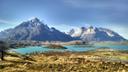 Caza en Tarapacá: Una Aventura de Altura Entre Especies Emblemáticas y Tradiciones Ancestrales en el Corazón del Mundo Andino

Características geográficas y naturales de la región de Tarapacá para la caza
La región de Tarapacá es conocida por su diversidad de paisajes, desde desiertos áridos hasta altiplanos de gran altitud. El desierto de Atacama, uno de los más áridos del mundo, ocupa gran parte de la región. Sin embargo, también hay oasis, valles y cordilleras que proporcionan hábitats únicos para la fauna. Las zonas altas, como los alrededores de los volcanes y los salares, albergan vicuñas, guanacos y otras especies de interés para los cazadores.

Cazadores y demografía de la región
No existen datos exactos sobre el número de cazadores en la región de Tarapacá, pero se sabe que la caza no es aquí una afición masiva. La mayoría de los cazadores son locales que cazan como oficio tradicional, así como extranjeros que vienen por los trofeos exóticos. En todo Chile hay unos 50.000 cazadores registrados, y la región de Tarapacá es probablemente una pequeña parte de esa cifra. Sin embargo, el interés por la caza en esta región está creciendo debido a sus condiciones naturales únicas.

Características de la caza en la región de Tarapacá
La caza en la región de Tarapacá tiene sus propias peculiaridades. En primer lugar, la inaccesibilidad de muchos cotos de caza. Las zonas de gran altitud requieren una buena forma física y un equipamiento especial. En segundo lugar, las condiciones climáticas - fuertes variaciones de temperatura y baja humedad - pueden ser un desafío incluso para cazadores experimentados.

Tipos de caza y animales de caza en la región
- La caza de altura es la principal modalidad de caza en la región. Se pueden cazar vicuñas, guanacos y ciervos andinos.
- Caza de aves - en los valles y oasis se pueden encontrar varias especies de patos y otras aves acuáticas.
- Caza deportiva - popular entre los turistas extranjeros que vienen en busca de trofeos exóticos.
- Las principales especies de caza en la región son:
Vicuña
Guanaco 
Ciervo andino 
Varias especies de patos y gansos

Temporadas de caza en la región de Tarapacá
Las temporadas de caza en la región de Tarapacá están reguladas por la legislación chilena. La caza de vicuñas y guanacos sólo está permitida durante ciertos períodos, generalmente de abril a octubre. Estos períodos pueden variar en función de la población y de las condiciones climáticas. Para la caza de aves, la temporada suele abrirse en marzo y durar hasta septiembre. Es importante comprobar las fechas actuales antes de planificar un viaje, ya que pueden estar sujetas a cambios.

Asociaciones y clubes de caza en la región
En la región de Tarapacá no hay grandes clubes de caza, pero los cazadores pueden afiliarse a organizaciones nacionales como la Federación de Caza y Pesca de Chile. Estas organizaciones facilitan la obtención de licencias, proporcionan información sobre los mejores lugares para cazar y organizan eventos educativos.

Legislación de caza en la región de Tarapacá
- Para cazar en la región de Tarapacá hay que obtener una licencia, que se expide tras realizar un curso de seguridad y medio ambiente. También existen cuotas de caza de determinadas especies para preservar sus poblaciones.
- Es ilegal cazar especies protegidas como el flamenco andino y algunas especies de felinos. Las infracciones de la ley pueden acarrear fuertes multas y la confiscación del equipo.

Tradiciones cinegéticas de la región
La caza en la región de Tarapacá tiene profundas raíces históricas. Lugareños como los indios aymaras cazaban tradicionalmente para subsistir. En la actualidad, la caza se ha convertido en un pasatiempo deportivo, pero aún se practican métodos tradicionales como el lazo y la caza en corrales.

Datos de interés sobre la caza en la región de Tarapacá
- La vicuña, una de las principales especies cinegéticas de la región, estuvo al borde de la extinción en el siglo XX, pero gracias a los esfuerzos de conservación su población se ha recuperado.
- La región de Tarapacá ofrece algunos de los cotos de caza a mayor altitud del mundo, a más de 4.000 metros sobre el nivel del mar.
