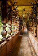 In einem Rothschild-Jagdschloss in den österreichischen Alpen
Eingehüllt in Wälder und Hirschherden ist ein Rothschild-Jagdschloss in Österreich nach wie vor ein beliebter Rückzugsort für Familien

Das Wohnzimmer ist mit Holzsesseln aus den 1870er Jahren und einem mit Etro-Stoff gepolsterten Sofa ausgestattet. eine antike Zeichnung von Franz von Pausinger wird von türkischen Krügen flankiert; Hoguets Bruder Geoff entwarf die Ottomane; und die Vorhänge sind aus Cowtan & Tout-Samt.

Österreichs steirische Alpen Wiege der Sommerfrische der Schriftstellerin Nancy Hoguet, ein Jagdschloss aus den 1870er Jahren, das von ihrem Urgroßvater Baron Albert von Rothschild in Auftrag gegeben wurde.

Foto von Ricardo Labougle