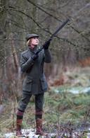 Né dans la campagne écossaise au début du 18ème siècle, tweed est complètement intrinsèque à son environnement, avec une histoire qui parle autant aux ouvriers agricoles britanniques qu'aux gardes-chasse
et Royals de même. C'est l'un des tissus les plus naturellement résistants et résistants aux intempéries, fabriqué à partir de la laine de moutons locaux tout aussi robustes depuis le début du 18ème siècle.
En tant qu'admiratrice de longue date, je suis convaincue que le tweed a toujours été le tissu le plus excitant à porter-seul un idiot le considère étouffant et limité aux activités champêtres. Oui, le romantisme de son héritage est un attrait puissant, mais la passion et les compétences techniques qui entrent dans la fabrication du tweed, sans parler de sa beauté à porter, sont ce qui en fait vraiment le roi des tissus.
Un excellent fait pour lancer la procédure est que tweed n'est pas en fait son vrai nom, nous avons tous été dupés dans cette fausse terminologie par une mauvaise interprétation. L'histoire raconte – comme me l'a raconté Alan Cumming, le directeur créatif de Lovat Mill, le partenaire de Purdey dans le tweed aux frontières de l'Écosse-que: “En 1826, il y avait un monsieur du nom de William Watson qui fournissait des balles de tweel [le terme technique pour le tissage du tissu] à un marchand de Londres. Pour une raison quelconque, cela aurait pu être une erreur de lecture ou une tache d'encre, le mot "tweel" a été confondu avec le mot "tweed". La pêche sur la rivière Tweed était très populaire, donc l'erreur n'était pas complètement impardonnable, et soudain, M. Watson a vu qu'il avait un nom pour son produit, et a continué depuis.”
Ainsi, le tissu est devenu une marque et bien que son nom ait pu être accrocheur, c'est sa praticité qui en a fait un choix si populaire – il vous garde vraiment au chaud et au sec par mauvais temps. Le développement des teintures synthétiques pour vêtements au milieu du 19e siècle signifiait que divers domaines commençaient à créer leurs propres tweeds à la fois distincts et élégants, et pouvaient également se fondre dans le paysage. Imaginez, par exemple, les pâturages de granit de Cawdor, qui nécessitent un motif en noir et blanc; tandis que les domaines Glen Dye et Fasque nécessitent un vert de pin beaucoup plus riche.
En même temps, il y avait toujours l'intention que ce tweed soit commercialisable pour l'ensemble urbain. Les créateurs victoriens voulaient créer des vêtements pour les nantis métropolitains qui seraient jugés à la mode, et à l'époque, il n'était pas considéré comme élégant de porter des vêtements de campagne en ville. “Si vous regardez certains des vieux livres que nous avons des années 1870, certains des dessins sont
joli là-bas. Vous seriez surpris de la richesse des couleurs”, note Cumming.
Un problème qui allait inévitablement devoir être résolu était le poids du tweed. Pour être vraiment pratique, il faudrait améliorer le niveau de confort et s'adapter à la vie moderne en ville – où un tweed de 20 oz serait étouffant. Lovat a été l'avant-garde de ce changement, réduisant le poids et créant des tweeds techniques pour répondre aux besoins des porteurs sur tous les fronts.
Lovat produit du tweed dans la ville fluviale de Hawick depuis 1882. C'est maintenant le dernier moulin en activité de la ville, où les métiers à tisser Dornier à la pointe de la technologie permettent polyvalence et flexibilité, ce qui donne des tweeds dont les générations précédentes n'auraient pu que rêver. Avant que le tissage lui-même ne commence, la laine est lavée, teinte, mélangée, filée et déformée sur les métiers à tisser. C'est la torsion unique des fils de Lovat qui aide à définir le caractère de chaque tweed.
Certains sont axés sur l'esthétique, avec des motifs colorés sur mesure, tandis que d'autres sont conçus pour la performance, y compris des matériaux tels que le Kevlar, le Lycra ou le téflon pour maximiser la durabilité. Une fois tissé, le tweed est reprisé à la main pour éliminer tous les défauts – un processus qui nécessite les compétences finement réglées d'un artiste de restauration. Du début à la fin, la technologie moderne améliore les processus traditionnels de base.
” Nous avons réduit les poids pour Purdey, vous avez donc des tweeds haute performance, confortables et légers, et vous avez l'air bien sur le terrain", explique Steve Rendle, président de Lovat. Cumming et Rendle travaillent avec Purdey depuis environ 30 ans, et bien qu'ils collaboraient traditionnellement sur des tweeds de terrain, ils travaillent maintenant beaucoup plus sur des tweeds hybrides et de luxe qui ne doivent pas nécessairement se rapprocher du monde des sports de terrain.
Le fait que Lovat travaille avec des marques de tir de campagne, des domaines et des régiments n'est pas tout à fait révélateur de la pertinence du tweed aujourd'hui. Ce qui nous donne une indication de l'avenir de ce tissu, c'est l'évolution des tweeds techniques et l'accent mis sur l'adaptabilité aux besoins du porteur d'aujourd'hui. Il est intéressant de noter que Lovat travaille avec des artistes comme Dries van Noten, Thom Browne et Ralph Lauren, ce qui témoigne de la façon dont le monde de la mode adopte également le tweed. Les raisons pour lesquelles tout devient clair une fois que vous l'avez essayé – une fois porteur de tweed, toujours porteur de tweed, pas besoin de convaincre.