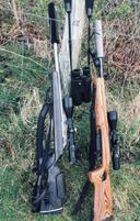 Tikka T3 Blued Varmint: Обзор глазами опытного охотника

Tikka T3 Blued Varmint – это винтовка, заслужившая репутацию точного, надежного и доступного инструмента для охоты и спортивной стрельбы. Как опытный охотник, я неоднократно имел дело с этой винтовкой в различных условиях, и готов поделиться своими впечатлениями, основанными на личном опыте и отзывах других владельцев.

Что делает Tikka T3 Varmint особенной?

В первую очередь, это сочетание финского качества, проверенных временем технологий и разумной цены. Tikka – это дочернее предприятие SAKO, что уже говорит о многом. Модель T3 Varmint, как следует из названия, ориентирована на охоту на варминтов (мелких вредителей) и спортивную стрельбу на дальние дистанции. Версия Blued отличается классической отделкой воронением ствола и ствольной коробки.

Основные характеристики и модификации:

Ствол: Тяжелый, свободно вывешенный кованый ствол. Толщина ствола способствует стабильности при нагреве и улучшает кучность стрельбы при продолжительной сессии. Длина ствола варьируется в зависимости от калибра, обычно это 23.7 дюйма (602 мм) или 20 дюймов (508 мм).

Ствольная коробка: Изготовлена из высококачественной стали, обработана и подогнана с высокой точностью. Обеспечивает плавную работу затвора и надежную фиксацию патрона.

Затвор: Двухбоевой затвор с углом подъема 70 градусов. Работает плавно и четко, обеспечивая быструю перезарядку. Рукоятка затвора достаточно крупная и удобная для работы даже в перчатках.

Ударно-спусковой механизм (УСМ): Регулируемый УСМ. Заводская настройка обычно составляет около 1.5 кг, но ее можно легко отрегулировать в пределах от 1 до 2 кг. УСМ обеспечивает четкий и предсказуемый спуск, что критически важно для точной стрельбы.

Ложа: Синтетическая ложа с широким цевьем и пистолетной рукояткой. Ложа обеспечивает удобный хват и стабильную платформу для стрельбы. Часто имеет текстурированные вставки для улучшения сцепления в различных погодных условиях.

Магазин: Съемный пластиковый магазин на 3-6 патронов (в зависимости от калибра). Магазины надежные и легко заряжаются.

Планка для оптики: На ствольной коробке имеются посадочные места для установки планки Picatinny или Weaver, что позволяет легко установить оптический прицел.

Доступные калибры:

Tikka T3 Blued Varmint предлагается в широком спектре калибров, включая:

.223 Remington

.22-250 Remington

.243 Winchester

.260 Remington

6.5 Creedmoor

7mm-08 Remington

.308 Winchester

Выбор калибра зависит от целей охоты и личных предпочтений стрелка. Для варминтов и спортивной стрельбы на средние дистанции часто выбирают .223 Remington или .22-250 Remington. Для более крупных целей и охоты на дальние дистанции предпочтительнее .308 Winchester, 6.5 Creedmoor или .260 Remington.

Дальность стрельбы и точность:

Tikka T3 Blued Varmint – это очень точная винтовка. С правильным выбором патронов и хорошим стрелком, она способна показывать кучность менее 1 MOA (угловой минуты) на 100 метрах. Это означает, что группа из пяти выстрелов уложится в круг диаметром менее 3 см на 100 метрах.

Эффективная дальность стрельбы зависит от калибра и опыта стрелка. В целом, можно уверенно поражать цели на дистанциях до 600-800 метров с калибрами .308 Winchester или 6.5 Creedmoor, при условии использования качественной оптики и знания баллистики своего патрона.

На кого охотятся с Tikka T3 Varmint?

Благодаря своей точности и доступности в различных калибрах, Tikka T3 Varmint – универсальная винтовка, подходящая для охоты на широкий спектр дичи:

Мелкая дичь: Зайцы, лиса, норка, харек, кролик

Средняя дичь: Косули, олени (в зависимости от калибра и местных правил охоты).

Крупная дичь: Кабаны (с использованием соответствующих калибров и патронов).

Поведение в различных условиях:

Зима: Синтетическая ложа не холодит руку, как деревянная, что является преимуществом в холодную погоду. Затвор работает плавно и надежно даже при низких температурах. Главное – использовать подходящую смазку для затвора, чтобы избежать загустения.

Жара: Тяжелый ствол менее подвержен перегреву, что позволяет проводить длительные сессии стрельбы без потери точности. Синтетическая ложа не деформируется от жары, как это может произойти с деревянной.

Отзывы владельцев и экспертов:

Владельцы Tikka T3 Varmint отмечают следующие преимущества:

Высокая точность: Главный аргумент в пользу этой винтовки.

Надежность: Винтовка работает безотказно в различных условиях.

Плавная работа затвора: Обеспечивает быструю перезарядку.

Удобная ложа: Обеспечивает комфортный хват и стабильность при стрельбе.

Доступная цена: Соотношение цены и качества делает Tikka T3 Varmint очень привлекательным выбором.

Среди недостатков часто упоминают:

Пластиковый магазин: Некоторые владельцы считают, что пластиковый магазин менее надежен, чем металлический. Хотя на практике проблем с магазином возникает редко.

Некоторая "бюджетность" исполнения: По сравнению с более дорогими винтовками SAKO, Tikka T3 Varmint выглядит проще.

Плюсы и минусы:

Плюсы:

Высокая точность

Надежность

Плавная работа затвора

Регулируемый УСМ

Удобная ложа

Широкий выбор калибров

Доступная цена

Минусы:

Пластиковый магазин

Простой внешний вид

Почему выбирают Tikka T3 Varmint?

Охотники выбирают Tikka T3 Varmint за ее непревзойденную точность в своей ценовой категории, надежность и универсальность. Это отличный выбор для начинающих охотников, которые хотят приобрести качественную винтовку без переплаты, а также для опытных стрелков, которым нужен точный и надежный инструмент для спортивной стрельбы и охоты на варминтов.

В заключение:

Tikka T3 Blued Varmint – это винтовка, которая заслуживает внимания. Она сочетает в себе финское качество, современные технологии и доступную цену. Если вы ищете точную, надежную и универсальную винтовку для охоты и спортивной стрельбы, Tikka T3 Varmint – отличный выбор. Конечно, перед покупкой стоит подержать винтовку в руках, оценить ее удобство и определиться с калибром, исходя из ваших целей #тикка #tikkat3