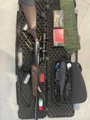 Benelli Argo .300 Win Mag Reseña del Carabina 

La Benelli Argo en calibre .300 Win Mag es una carabina que no decepciona a los cazadores más exigentes. Desde el primer momento que la sostienes, puedes notar la calidad de los materiales y la atención al detalle en su fabricación. 

El diseño es ergonómico y elegante, lo que la hace cómoda de usar durante largas jornadas en el campo. La culata es ajustable, permitiendo que cada tirador encuentre la posición más adecuada para disparar con precisión.

En cuanto a su rendimiento, la Argo ofrece una excelente precisión a distancias largas. He tenido la oportunidad de probarla en varias cacerías, y cada vez ha superado mis expectativas. El retroceso es manejable, gracias a su sistema de reciprocidad, lo que permite al tirador concentrarse en el objetivo sin distracciones.

Sin embargo, debo mencionar que el peso de la carabina puede ser un inconveniente para algunos, especialmente si planeas llevarla durante largos períodos. Aunque esto es un compromiso que muchos estarán dispuestos a hacer por la estabilidad y precisión que ofrece.

En general, la Benelli Argo .300 Win Mag es una excelente opción para quienes buscan un rifle robusto, confiable y preciso. Perfecta para cacerías grandes y terrenos difíciles.

#BenelliArgo #Carabina #300WinMag #Caza #Rifle #CazaMayor #Tiro #CazaDeCaza #EquipamientoDeCaza #AventuraAlAireLibre