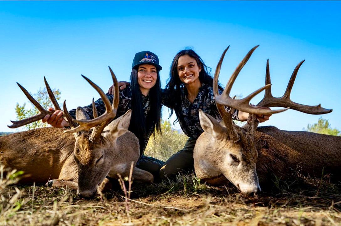 🏹 Two beautiful women, two stunning deer — one unforgettable moment.