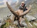 Jagd im Broye (Kanton Freiburg), Schweiz: Merkmale, Bevölkerung, Jagdansätze, Wildleben, Jagdperioden, Vereine, Bestimmungen und Traditionen

Geografische und natürliche Eigenschaften des Bezirks Broye für die Jagd

Der Bezirk Broye im Kanton Freiburg verfügt über eine abwechslungsreiche Landschaft, die ideal für die Jagd ist. Die Region ist geprägt von sanften Hügeln, dichten Wäldern und ausgedehnten Weidelandschaften. Diese Lebensräume unterstützen eine vielfältige Tierwelt, darunter Hirsche, Rehe, Füchse und Wildschweine. Sie bietet auch zahlreiche Möglichkeiten für die Jagd auf Wasservögel, dank der Nähe zu Seen und Flüssen. Die abwechslungsreiche Topografie präsentiert Herausforderungen, die zur Attraktivität des Jagderlebnisses beitragen, während die Nähe zu städtischen Gebieten eine einfache Erreichbarkeit sicherstellt.

Jagdgemeinschaft des Bezirks Broye

Im Bezirk Broye gibt es etwa 300 aktive Jäger, die sich in einer gut organisierten Gemeinschaft engagieren, die zahlreiche Naturschutzprojekte unterstützt. Die meisten dieser Jäger sind Mitglieder von lokalen Jagdvereinen, die regelmäßige Treffen und Schulungen anbieten, um ethische und nachhaltige Jagdpraktiken zu fördern.

Besonderheiten der Jagd im Bezirk Broye

Die Jagd im Bezirk Broye verlangt von den Jägern körperliche Fitness sowie umfangreiche Kenntnisse der lokalen Geografie. Die dichten Wälder und hügeligen Landschaften erfordern oft stundenlange Wanderungen, um Beute zu finden. Die Jagd ist streng reguliert, um die Wildtierpopulationen nachhaltig zu erhalten, was die Einhaltung von Jagdsaisons und den Einsatz geeigneter Waffen umfasst.

Jagdtechniken und vorkommende Wildpopulationen im Bezirk Broye

Hochwildjagd: Fokus auf Hirsche und Rehe, die in Wäldern und Weidelandschaften weit verbreitet sind. Diese Jagdart erfordert Geduld und Geschick.
Schwarzwildjagd: Wildschweine stellen eine besondere Herausforderung dar, die spezielle Taktiken und Waffen erfordert.
Kleinwildjagd: Füchse, Hasen und andere kleine Säugetiere werden oft mit Fallen oder kleinkalibrigen Waffen gejagt.
Vogeljagd: Enten und andere Wasservögel werden in Feuchtgebieten und auf Feldern gejagt, was spezielle Kenntnisse und Ausrüstung erfordert.

Jahreszeiten und Jagdtermine im Bezirk Broye

Offizielle Saison: Die Hauptsaison für Hochwild wie Hirsche und Rehe lässt sich von September bis Ende Dezember beobachten. Die Schwarzwildjagd ist das ganze Jahr über erlaubt, jedoch gibt es Einschränkungen während der Brutzeit.
Schonzeiten: Von Januar bis August ist die Jagd auf bestimmte Wildtierarten verboten, um diese zu schützen.
Sonderschutz: Für bestimmte Arten wie den Fuchs gelten spezielle Vorschriften.

Jagdvereine im Bezirk Broye

Broye Jagdverein: Der Hauptverband für Jäger im Bezirk, der Schulungen, Workshops und regelmäßige Treffen anbietet, um nachhaltige Jagdpraktiken zu fördern.
Lokale Jagdvereine: Verschiedene lokale Vereine spezialisieren sich auf bestimmte Jagdarten oder Wildtiere und bieten Unterstützung sowie Schulungen an.
Naturschutzorganisationen: Diese arbeiten eng mit Jägern zusammen, um die Nachhaltigkeit der Jagd zu gewährleisten und die Biodiversität zu fördern.

Jagdgesetze im Bezirk Broye

Lizenzen: Jäger benötigen eine gültige Jagdlizenz, die an Auflagen wie regelmäßigen Schulungen und der Einhaltung der Jagdsaisons gebunden ist.
Waffen: Die Verwendung von Schusswaffen ist streng reguliert, und Jäger müssen sicherstellen, dass ihre Waffen den gesetzlichen Anforderungen entsprechen.
Verbote: Jagd in Naturschutzgebieten und in Wohngebieten ist untersagt. Sicherheitsabstände zu Straßen und Wanderwegen müssen eingehalten werden.
Meldepflicht: Jäger sind verpflichtet, ihre Jagderfolge den lokalen Behörden zu melden.

Jagdtraditionen im Bezirk Broye

Eröffnungsjagden: Zu Beginn der Jagdsaison finden traditionelle Eröffnungsjagden statt, die oft mit festlichen Feiern verbunden sind.
Trophäenpräsentationen: Jäger präsentieren ihre Trophäen bei lokalen Veranstaltungen, was ein wichtiger Teil der Jagdkultur ist.

Interessante Fakten zur Jagd im Bezirk Broye

Rekordtrophäen: Broye ist bekannt für beeindruckende Trophäen, darunter einige der größten Hirsche und Wildschweine der Schweiz.
Naturschutzbeitrag: Die finanziellen Mittel aus der Jagd unterstützen bedeutende Naturschutzprojekte zur Erhaltung der Biodiversität.
Einzigartige Herausforderungen: Die Jagd in den anspruchsvollen Landschaften des Bezirkes erfordert spezielle Fähigkeiten und Kenntnisse, die diese Region zu einem einzigartigen Jagdziel machen. 
