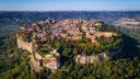 Caccia in UMBRIA: Alla Scoperta del Cinghiale e degli Uccelli Migratori del Lago Trasimeno

Geografia e Caratteristiche Naturali nel regione

L’Umbria, cuore verde d’Italia, offre paesaggi ideali per la caccia grazie alla sua varietà geografica. La regione è dominata dagli Appennini, con vette come il Monte Vettore (2.476 m), e colline ondulate ricche di boschi di querce, castagni e faggi. I fiumi Tevere e Nera, insieme al Lago Trasimeno, creano ecosistemi diversificati. Le aree boschive coprono il 36% del territorio, ospitando fauna selvatica, mentre le zone umide del Trasimeno sono vitali per gli uccelli migratori.  

Demografia dei Cacciatori: Un Focus su Numero, Età, Sesso

Attualmente i cacciatori, in Umbria sono circa 20 mila, 12 mila nella provincia di Perugia e 8mila nella provincia di Terni”. Il 72% tra i 45 e i 65 anni. La maggioranza è locale, ma la regione attira anche cacciatori da altre zone d’Italia, soprattutto per la caccia al cinghiale e agli uccelli migratori.  

Caratteristiche della Caccia in Umbria

La caccia in Umbria è fortemente influenzata dalla conformazione del territorio e dalla presenza di specie selvatiche. La caccia al cinghiale è una delle attività più diffuse, spesso praticata con l’ausilio di cani da seguita, come il Segugio Italiano. Nelle zone collinari e pianeggianti, la caccia alla lepre e al fagiano è comune. La caccia agli uccelli acquatici è limitata a poche aree, come i pressi del lago Trasimeno e del fiume Tevere.

Tipi di Caccia e Fauna  

- Grandi Ungulati: Cinghiale (specie abbondante), cervo, daino e capriolo.  
- Selvaggina Minore: Lepre, fagiano, pernice rossa.  
- Uccelli Migratori: Anatre, folaghe (nel Trasimeno) e colombacci.  
- Caccia al Volo: Praticata nelle pianure e zone umide.  

Stagioni Venatorie

Le date seguono il calendario nazionale, con adattamenti regionali:  
- Cinghiale: Ottobre-Gennaio.  
- Cervo e Daino: Settembre-Dicembre (solo maschi).  
- Selvaggina Minore: Ottobre-Febbraio.  
- Migratori: Ottobre-Gennaio (limite di 10 esemplari/giorno per specie).  

Associazioni e Club 

- FIDC Umbria: Organizza corsi di formazione e gestisce 20 ATC (Ambiti Territoriali di Caccia).  
- ANCI Umbria: Promuove la sostenibilità e la cultura venatoria.  
- Riserve Private: Come la Riserva di Monte Subasio, nota per il cinghiale.  

Legislazione Regionale

Oltre alla Legge 157/1992, l’Umbria impone:  
- Divieto di caccia notturna e uso di richiami elettronici.  
- Quote annuali: 2.000 cervi e 5.000 cinghiali.  
- ZTL venatorie: Aree protette dove è vietato cacciare.  

Tradizioni Venatorie Regionali: Riti, Usi e Cultura Locale della Caccia

L’Umbria vanta radici medievali: la Festa del Cinghiale a Norcia celebra la carne con ricette tradizionali. A Todi, il Palio della Bruschetta include gare di tiro al piattello. Le “battute di San Martino” (novembre) sono rituali per l’apertura della stagione. Al termine delle battute, è tradizione organizzare pranzi con piatti tipici come la porchetta e i pici al sugo di cinghiale, accompagnati da vini locali come il Sagrantino e il Montefalco.

Fatti Sorprendenti e Curiosità: Cosa Rende Unica la Caccia in Questa Regione

- Il Lago Trasimeno ospita il maggior numero di folaghe in Italia.  
- La Riserva di Monte Subasio, istituita nel 1993, è una delle prime in Italia per la gestione faunistica.  
- L’Umbria è pioniera nell’ecoturismo venatorio: pacchetti che combinano caccia sostenibile e degustazioni di prodotti locali.  

Cacciare in Umbria significa immergersi in una tradizione secolare, rispettando equilibri ecologici e normative rigorose. Tra boschi, laghi e colline, l’esperienza è arricchita da una comunità appassionata e da paesaggi che restano impressi.

#CacciaUmbria #Cinghiale #CacciaMigratori #LagoTrasimeno #CacciaTradizionale #FaunaSelvatica #CacciaSostenibile #CacciatoriUmbria #MonteSubasio #CacciaAlCervo #CacciaAlDaino #Fagiano #PalioDellaBruschetta #Todi #Porchetta #VinoSagrantino