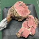 ジビエの食べ方（更新中）

イノシシ肉

■特徴
イノシシ肉は、脂は甘く加熱しても形状が崩れにくいです。赤身はお肉の旨味が濃く噛み応えがあります。焼き方は脂がカリッとなるくらいまで中～強火で焼くのがおススメ！

■食べ方
まずは冷蔵庫でゆっくり解凍。
モモ：しゃぶしゃぶがおススメ！
ランプ：真空パックのまま湯煎後、フライパンで焼くとジューシー！
バラ：塩胡椒で焼肉、ＢＢＱ！ポン酢、ワサビ醤油も合います。カリッと焼きましょう！
ロース：ロースカツがおススメ！当店代表が一番好きな食べ方。特にイノシシのラードで揚げたカツは極上。
ヒレ：ヒレカツ…。高級カツ…。柔らかい…。
ミンチ：ホアジャオで麻婆豆腐！
スペアリブ：BBQで弱～中火でじっくり。ご家庭ではグリルで！スープも美味しい。
ソーセージ：沸騰しないくらいの温度で湯煎したあと、軽く焼き目を付けると香ばしくジューシー！

■代表の好きな料理
・イノシシのラードで揚げたロースカツ。最高すぎる。塩をかけて。一番好き。
・フライパンでじっくり焼いて柔らかくしっとり。味付けはしません。肉汁が出る場合はその水分を活かして、よりジューシーに蒸し焼き。バラ肉の場合は高温でガッツリ！
・真空パックのまま湯煎してから焼くと上記同様しっとり。
・すき焼き！甘い味付けが合います。
・クセが気になる場合の茹で方は、ぐつぐつ沸騰させて匂いを飛ばします。換気扇必須！！！
・イノシシ肉とカブの炒め物。
・トマトソースとバジルで炒める。ミンチもスライスも。
・オレガノ、ニンニクで炒める。オレガノ好き。
・やすまるだしでしゃぶしゃぶ。めっちゃうまい。
・スペアリブをグリルで。