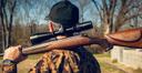 Remington Model 700: Легенда, проверенная временем (Отзыв - Обзор карабина для охотников)

Remington Model 700 – имя, знакомое каждому охотнику, от начинающего до матерого профессионала. Этот карабин, выпускаемый с 1962 года, завоевал репутацию надежного, точного и доступного оружия. Он стал настоящей рабочей лошадкой, верным спутником на охоте в самых разных уголках мира. В этой статье мы разберем "семисотый" по косточкам, чтобы вы могли понять, подходит ли он именно вам. 

Немного истории, или почему "700-й" стал легендой:

Model 700 пришел на смену не менее известной модели 721/722. Инженеры Remington учли пожелания стрелков и внесли ряд улучшений, сделав конструкцию более надежной и технологичной. Карабин сразу завоевал популярность благодаря своей точности, обеспеченной "цилиндрической" ствольной коробкой, которая обеспечивает равномерное распределение нагрузки при выстреле.

Конструкция и технические особенности:

Затворная группа: "Сердце" карабина – продольно-скользящий затвор с двумя боевыми упорами. Запирание происходит на передней части затвора, что обеспечивает прочность и надежность. Затвор ходит плавно, без заеданий, что позволяет быстро перезаряжать оружие. Разборка и чистка затвора не представляют особой сложности даже в полевых условиях.

Ствол: Стволы изготавливаются из высококачественной стали методом холодной ковки. В зависимости от модели, длина ствола может варьироваться, что позволяет подобрать оптимальный вариант для различных условий охоты. Качество обработки ствола обеспечивает высокую кучность стрельбы.

Ударно-спусковой механизм (УСМ): Классический УСМ, надежный и неприхотливый. В более современных моделях устанавливается регулируемый УСМ X-Mark Pro, который позволяет настроить усилие спуска под индивидуальные предпочтения стрелка.

Ложа: Ложа изготавливается из различных материалов: дерево (орех, ламинат) или синтетические полимеры. Деревянные ложи, безусловно, более эстетичны, но требуют более тщательного ухода. Синтетические ложи практичнее, устойчивы к влаге и перепадам температур. Форма ложи может быть классической, Monte Carlo или иметь другие варианты эргономики.

Магазин: В большинстве моделей используется неотъемный магазин на 4-5 патронов. Существуют также версии со съемными коробчатыми магазинами, что позволяет быстро перезаряжать оружие.

Калибры – выбираем под дичь и условия охоты:

Remington Model 700 выпускается в огромном количестве калибров, что делает его универсальным оружием для охоты на самых разных зверей. Вот лишь некоторые из наиболее популярных:

.223 Remington: Мелкий калибр для охоты на мелкую дичь (сурок, лиса, заяц) и варминтинга.

.243 Winchester: Универсальный калибр для охоты на косулю, лису, волка.

.270 Winchester: Отличный выбор для охоты на оленя, кабана, лося.

.30-06 Springfield: Классический калибр для охоты на крупную дичь в любых условиях. Мощный и универсальный.

.308 Winchester (7.62x51): Популярный калибр с хорошей баллистикой и достаточной мощностью для охоты на среднего и крупного зверя.

.300 Winchester Magnum: Мощный калибр для охоты на крупного зверя на больших дистанциях (лось, медведь, горный баран).

7mm Remington Magnum: Дальнобойный калибр с настильной траекторией, отлично подходит для охоты в горах и на открытой местности.

.338 Lapua Magnum: Экстремальный калибр для охоты на самого крупного и опасного зверя на предельных дистанциях.

На кого охотятся с Remington Model 700?

Практически на любого зверя, обитающего на территории России и стран СНГ. Выбор калибра – определяющий фактор. 

Мелкая дичь: .223 Rem, .243 Win

Средний зверь (косуля, кабан до 100 кг): .243 Win, .270 Win, .308 Win, 7mm Rem Mag

Крупный зверь (олень, кабан свыше 100 кг, лось): .270 Win, .30-06 Sprg, .308 Win, .300 Win Mag, 7mm Rem Mag

Очень крупный и опасный зверь (медведь): .30-06 Sprg, .300 Win Mag, .338 Lapua Mag

Remington Model 700 в разных климатических условиях:

Зима: "Семисотый" отлично переносит низкие температуры. Важно следить за смазкой затвора, чтобы избежать загустения. Синтетическая ложа предпочтительнее деревянной, так как она не впитывает влагу и не подвержена деформации.

Лето: В жаркую погоду важно следить за чистотой ствола и УСМ. Деревянная ложа может немного разбухать при высокой влажности, что может повлиять на точность стрельбы.

Отзывы охотников: плюсы и минусы:

Плюсы:

Точность: Главное достоинство Model 700. Карабин позволяет уверенно поражать цели на больших дистанциях.

Надежность: Проверенная временем конструкция, простая и надежная.

Доступность: Относительно невысокая цена по сравнению с другими карабинами такого класса.

Широкий выбор калибров: Под любой вид охоты.

Большое количество тюнинга: Возможность установки различных аксессуаров (оптические прицелы, сошки, ДТК и т.д.).

Простота обслуживания: Легко разбирается и чистится.

Минусы:

Не всегда идеальное качество сборки: В некоторых случаях требуется доработка (полировка затвора, настройка УСМ).

Ложа из дешевого пластика в некоторых моделях: Может потребовать замены.

Вес: Карабин достаточно увесистый, что может быть проблемой при длительных переходах.

Некоторые модели имеют неотъемный магазин: Что не всегда удобно.

Почему выбирают Remington Model 700?

Соотношение цена-качество: За свою цену "семисотый" предлагает отличную точность и надежность.

Универсальность: Подходит для охоты на любого зверя, в любых условиях.

Репутация: Проверенный временем карабин, которому доверяют охотники по всему миру.

Возможность тюнинга: Можно адаптировать под свои индивидуальные потребности.

Заключение:

Remington Model 700 – это классический карабин, который заслужил свою популярность благодаря надежности, точности и доступности. Это отличный выбор для охотников, которые ищут универсальное оружие для самых разных видов охоты. Однако, перед покупкой стоит внимательно осмотреть конкретный экземпляр и, возможно, провести небольшую доработку. В любом случае, "семисотый" станет верным спутником на охоте и прослужит вам долгие годы.

#Remington700
