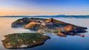 Caccia nelle Isole Eolie: Un’Avventura Esclusiva tra Natura Incontaminata, Tradizioni Marinare e Rigore Normativo

Le Isole Eolie, situate nel Mar Tirreno a nord della Sicilia, sono un arcipelago vulcanico di straordinaria bellezza naturale, dichiarato Patrimonio dell'Umanità dall'UNESCO. 
Queste isole, con i loro paesaggi mozzafiato, coste frastagliate e un’ecologia fragile, offrono opportunità di caccia limitate ma uniche per gli appassionati che cercano un’esperienza autentica. Tuttavia, la pratica venatoria è strettamente regolamentata per proteggere l’equilibrio ambientale e preservare la biodiversità di questa regione straordinaria. Questo articolo esplora tutto ciò che un cacciatore deve sapere sulla caccia nelle Isole Eolie.

Caratteristiche geografiche e naturali della regione dal punto di vista venatorio

Le Isole Eolie si distinguono per:
Paesaggi Vulcanici : Terreni accidentati, scogliere a picco sul mare e campi lavici creano un ambiente selvaggio e incontaminato.
Vegetazione Mediterranea : Arbusti come lentisco, mirto e ginestra dominano il territorio, insieme a macchia mediterranea rigogliosa.
Fauna Locale : La fauna include specie adattate all’ambiente insulare, come uccelli migratori, piccoli mammiferi e rettili endemici.
L’isolamento delle isole ha permesso lo sviluppo di ecosistemi fragili ma ricchi di biodiversità.

Cacciatori e Demografia della Regione

Non esistono dati precisi sul numero di cacciatori attivi nelle Isole Eolie, ma la pratica è marginale rispetto al turismo. I pochi cacciatori locali sono spesso legati alle tradizioni rurali e marinare delle isole. La maggior parte dei cacciatori proviene dalla Sicilia o da altre regioni italiane, attratti dalle opportunità di caccia al piccolo gioco e agli uccelli migratori.

Caratteristiche della Caccia nelle Isole Eolie

La caccia in queste isole presenta sfide e peculiarità:
Terreno Impervio : Il territorio accidentato e le dimensioni ridotte delle isole richiedono esperienza e pianificazione accurata.
Specie Protette : Molte aree sono interdette alla caccia per proteggere specie endemiche e vulnerabili.
Logistica Complessa : L’accesso alle isole avviene principalmente via mare, il che rende necessaria una pianificazione logistica dettagliata.

Tipi di Caccia e Specie Presenti

Nelle Isole Eolie sono praticabili solo alcune forme di caccia:
Caccia agli Uccelli Migratori : Specie come la tortora, la quaglia e la beccaccia durante la stagione migratoria.
Caccia al Piccolo Gioco : Conigli selvatici e piccoli volatili come la pernice.
Controllo del Cinghiale : Limitato e regolamentato, poiché il cinghiale può danneggiare la flora locale.

Stagioni di Caccia nella Regione

Le stagioni di caccia sono stabilite dalla Regione Sicilia e dal Ministero dell'Ambiente:
Uccelli Migratori : Settembre a Novembre.
Piccolo Gioco : Ottobre a Dicembre.
Cinghiale : Solo durante periodi specifici, solitamente invernali, con permessi speciali.
La caccia è vietata durante la primavera per proteggere la riproduzione.

Associazioni e Club di Cacciatori

Le associazioni di caccia nella regione sono poche ma attive:
Federazione Italiana della Caccia (FIDC) : Promuove la caccia sostenibile e supporta i cacciatori locali.
Gruppi Locali : Piccole comunità organizzano battute collettive, soprattutto per il controllo delle specie invasive.

Legislazione sulla Caccia

La caccia nelle Isole Eolie è disciplinata da norme rigorose:
Licenze Obbligatorie : Ogni cacciatore deve possedere una licenza valida e rispettare i limiti di prelievo.
Aree Protette : Zone come l’Isola di Alicudi e parti dell’Isola di Salina sono completamente interdette alla caccia.
Multe Severissime : Attività illegali comportano sanzioni pesanti, inclusa la confisca delle armi.

Tradizioni Venatorie Regionali: Riti, Usi e Cultura Locale della Caccia

La caccia nelle Isole Eolie ha radici storiche:
Controllo del Territorio : I cacciatori locali hanno sempre svolto un ruolo nel monitoraggio del territorio e nella protezione delle colture.
Condivisione del Bottino : La carne ottenuta veniva spesso divisa tra le famiglie delle piccole comunità.
Eventi Culturali : In passato, la caccia era associata a festività e celebrazioni rurali.

Fatti Sorprendenti e Curiosità: Cosa Rende Unica la Caccia in Questa Regione

Isola di Alicudi : Completamente protetta, è vietata qualsiasi attività venatoria.
Specie Migratorie : Le isole sono un punto di sosta cruciale per gli uccelli migratori provenienti dall’Africa.
Cinghiali Invasivi : Introdotti accidentalmente, sono ora controllati per proteggere l’ecosistema.
Turismo Sostenibile : La caccia è vista come un’attività complementare al turismo eco-sostenibile.
La caccia nelle Isole Eolie rappresenta un’esperienza unica per chi apprezza la natura e le tradizioni italiane. Tuttavia, è essenziale rispettare le normative e comprendere l'impatto ambientale delle proprie azioni. I cacciatori che visitano questa regione devono prepararsi adeguatamente, collaborare con le autorità locali e contribuire alla conservazione di questo patrimonio naturale.
#CacciaIsoleEolie #CacciaSostenibile #UccelliMigratori #CinghialiInvasivi #PatrimonioUNESCO #CacciaAlpina #TradizioniItaliane #NaturaIncontaminata #CacciaRegolamentata #QuagliaCaccia #BeccacciaAutunnale #CacciaInIsola #TurismoSostenibile #BiodiversitàItalia #CacciaEcosostenibile #IsolaAlicudi