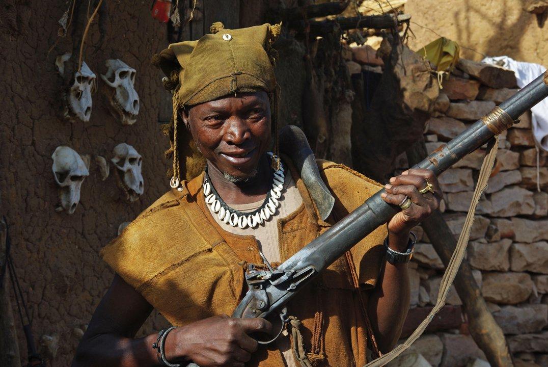Dogon Hunters of the Bandiagara Escarpment: A Cultural Legacy Carved into Mali’s Cliffs and Savannas