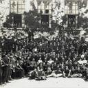 Franchi: 156 лет оружейного мастерства. От кузницы Эмилио Франки до глобального бренда

Истоки: от доспехов к огнестрелу FRANCHI

Семья Франчи ведет свою историю с эпохи Средневековья, когда их кузница в городке Форначчи (Ломбардия) ковала тяжелые рыцарские доспехи. С началом эры огнестрельного оружия (XV–XVI вв.) Франчи переключились на производство мушкетов и аркебуз, предвосхитив будущее бренда.

Основание компании: 1868 год

В 1868 году Эмилио Франки (Emilio Franchi) официально зарегистрировал компанию Luigi Franchi S.p.A в провинции Брешиа. К этому моменту семейная мануфактура уже была известна:
* Выпускала штуцера и винтовки для итальянской армии.
* Охотничье оружие занимало лишь 20% ассортимента, но именно оно позже станет визитной карточкой бренда.

Ключевые этапы и легендарные модели

1. Мировые войны: становление промышленного гиганта
    * В Первую и Вторую мировые войны Franchi производила винтовки M91 Carcano и другое вооружение для армии.
    * Заказы позволили модернизировать производство: появился полный цикл (от стволов до лож) и современный станочный парк.
2. 1949: AL-48 — итальянская версия легенды
    * После войны компания переориентировалась на охотничье оружие.
    * AL-48 — адаптация Browning Auto-5 с системой длинной отдачи ствола.
    * Отличия от оригинала: укороченный приклад, «рукоять принца Уэльского», калибры 12, 20, 28.
    * Выпускается до сих пор, став символом надежности для охотников на пернатую дичь.
3. 1979: SPAS-12 — гибрид для экстремальных условий
    * Помпово-полуавтоматическое ружье с складным прикладом и емкостью 8 патронов.
    * Изначально создавалось для спецподразделений, но завоевало популярность в охоте на кабана.
4. 2010-е: новые хиты
    * Affinity — самозарядные ружья с инерционной системой перезарядки (гарантия 7 лет).
    * X-Press — бюджетный штуцер для альпийской охоты:
        * Верхний ствол: 12х76 мм (гладкий).
        * Нижний ствол: нарезные калибры (9,3х74R, 7х65R и др.).
        * Аналог разработки A. Zoli, но с упрощенной конструкцией.

1995: Вхождение в холдинг Beretta. Технологии будущего

После присоединения к Beretta Group Franchi сохранила автономию, но получила доступ к инновациям:

* Steelium Plus — хромированные стволы с повышенной износостойкостью.
* Lux Bore — алмазная полировка для кучности +20%.
* Inertia-Driven — система, работающая без чистки до 2500 выстрелов.
Топ-модели 2020-х:
* Affinity 3 (2016) — вес 2.9 кг, сменные чоки, калибры 12, 20, 28.
* Instinct SLX (2020) — бокфлинт с титановыми стволами и ручной гравировкой.
* Momentum Elite — винтовки для горной охоты с коваными стволами.

Почему охотники доверяют Franchi?

1. Проверенная механика
    * Inertia Action (AL-48, Affinity) работает при -20°C и в песчаную бурю, не требуя смазки.

2. Эргономика для реальной охоты
    * Приклады с регулируемым углом наклона (серия Horizon), цевья с антискользящим покрытием.

3. Сбалансированные цены
    * Полуавтомат Franchi Affinity дешевле аналогов от Benelli или Beretta на 15–20%, сохраняя итальянское качество.

Franchi сегодня: традиции и инновации

* Завод в Брешии остается сердцем бренда — 80% деталей производятся здесь.
* Эксперименты с материалами: стволы из стали «Steelium Plus» с хромовым покрытием, композитные приклады «Technopolymer».
* Фокус на эко-стандарты: с 2020 года используются биоразлагаемые смазки и упаковка.

Заключение

Franchi — это мост между эпохами: от рыцарских доспехов до титановых стволов. Бренд доказал, что даже в эпоху массового производства можно сохранить дух ремесла. Как говорил Эмилио Франки: «Оружие должно служить верой и правдой, а не пылиться в витрине».