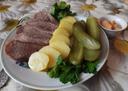 Лосиный язык

Ингредиенты: Лосиный язык – 1 шт., cоль специи по вкусу, чеснок – 2 д.

Язык вымачиваем в холодной воде, меняя воду по надобности.
Затем берём соответствующего объёма кастрюлю и язык погружаем в воду. Варим 1 час на среднем огне, после этого добавляем в воду соль, специи, чеснок и варим ещё 1,5 часа на слабом огне
После процесса варки, сразу язык достаем и погружаем в холодную воду на 5 мин. Эффект как при варке яйца в крутую, чем сильней контраст, тем легче снимать скорлупу. Через 5 мин достаём язык и убираем кожу с языка.
Язык нарезаем, добавляем гарнир, сервируем и подаём к столу.
#Охота #Кулинария