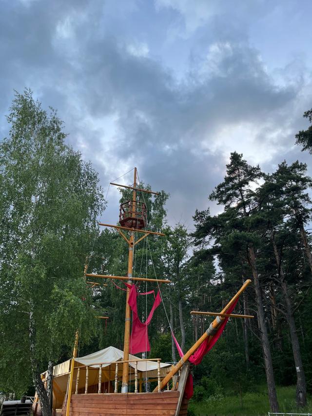 Озеро Нарочь – крупное пресноводное озеро в Беларуси, являющееся центром Нарочанского национального парка, известное своими живописными видами, целебным воздухом и возможностями для активного и оздоровительного отдыха.
