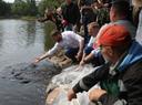 В Московской области стартовал новый этап программы Минэкологии МО «100 прудов и озер». Выбор водных объектов для включения в программу делают сами жители путем голосования на портале «Добродел». Министр экологии области Тихон Фирсов сообщил, что если в 2020 г. в голосовании приняли участие около 10 тысяч человек, то в 2021 – свыше 70 тыс. В результате были отобраны 59 объектов, которые будут расчищены в этом году. Сейчас работы начались на Черноголовском и Купавинском прудах в Богородском округе. На объекты выведены четыре специальные амфибии, закупленные в прошлом году. Министр напомнил, что в прошлом году было расчищено 48 водных объектов, на ряде из них силами муниципалитетов проведено дополнительное благоустройство. В ходе работ было обнаружено ликвидировано около 100 незаконных водосбросов, извлечено и направлено на утилизацию порядка 10 тонн мусора. Кроме того, из прибрежных зон удалены сухостойные деревья, которые представляли опасность для отдыхающих – сообщили в министерстве. 
