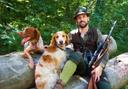 Jagd im HESSICHEN BERGLAND: Landschaftscharakter und jagdliche Gegebenheiten, vorkommende Wildarten und überlieferte jagdliche Bräuche in der Region

Landschaftscharakter und jagdliche Gegebenheiten

Die abwechslungsreiche Mittelgebirgslandschaft des Hessischen Berglandes bietet mit ihren ausgedehnten Waldgebieten, tiefen Tälern und offenen Hochflächen ideale Voraussetzungen für die Jagd. Besondere landschaftliche Akzente setzen die charakteristischen Basaltkuppen und die traditionellen Streuobstwiesen, die zahlreichen Wildarten Lebensraum bieten.

Zusammensetzung und Struktur der Jägerschaft im Hessischen Bergland

Mit etwa 18.000 aktiven Jägern weist die Region eine überdurchschnittliche Jägerdichte auf. Die örtliche Jägerschaft besteht überwiegend aus Personen mit beruflichem Bezug zu Forst- und Landwirtschaft. Viele Jagdreviere werden in Familien über Generationen hinweg bewirtschaftet, wobei ein ausgewogenes Verhältnis zwischen erfahrenen Jägern und Nachwuchs besteht.

Spezifische Anforderungen an die Jagdpraxis im Hessischen Bergland

Die topografischen Gegebenheiten mit ihren steilen Hanglagen stellen besondere Ansprüche an die körperliche Kondition der Jäger. Grenzüberschreitende Wildbewegungen zu angrenzenden Bundesländern erfordern eine abgestimmte Hege. Die zunehmende Freizeitnutzung der Wälder macht besondere Sicherheitsvorkehrungen notwendig.

Vorkommende Wildarten und Jagdmethoden im Hessischen Bergland

In den Revieren dominieren Ansitzjagden auf das weit verbreitete Rehwild, während Bewegungsjagden vor allem der Schwarzwildbejagung dienen. Neben den Hauptwildarten Reh- und Schwarzwild sind Fuchs und Dachs regelmäßig anzutreffen. In einigen Gebieten kommen seltenere Arten wie der Marderhund vor.

Gesetzliche Regelungen zur Jagdausübung im Hessischen Bergland

Die jagdrechtlichen Bestimmungen orientieren sich am hessischen Landesjagdgesetz, wobei in Schutzgebieten zusätzliche Einschränkungen gelten. Für die verschiedenen Wildarten bestehen artspezifische Schonzeiten, wobei für Schwarzwild ganzjährige Bejagungsmöglichkeiten gegeben sind.

Organisation und Vernetzung der Jägerschaft

Als koordinierende Instanz fungiert der Landesjagdverband Hessen, unter dessen Dach sich aktive Hegegemeinschaften und Kreisgruppen zusammengeschlossen haben. Regelmäßige gemeinschaftliche Jagdveranstaltungen und fachliche Weiterbildungen prägen das Vereinsleben.

Rechtliche Besonderheiten im Jagdgebiet

In den ausgewiesenen Naturparken gelten spezielle jagdrechtliche Auflagen. Die staatlichen Forstreviere werden nach besonderen Bewirtschaftungsplänen durch HessenForst geführt.

Überlieferte jagdliche Bräuche im Hessischen Bergland

Die Region bewahrt eine lebendige Jagdkultur, die sich in regelmäßigen Hubertusfeiern und besonderen Bläserveranstaltungen zeigt. Das traditionelle "Hessische Jägerfest" hat sich als fester Termin im jagdlichen Kalender etabliert.

Bemerkenswerte regionale Besonderheiten

Das Bergland beherbergt einige der ältesten Rotwildreviere Hessens.
Die Basaltkuppen bieten einzigartige Ansitzmöglichkeiten.
Traditionelle Jagdhütten mit regionaltypischem Fachwerk.
Die Region ist bekannt für ihre starken Schwarzwildbestände.