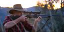 Weatherby Vanguard
Эта винтовка – плод сотрудничества американской компании Weatherby и японской Howa Machinery Company Limited. Она выпускается в 16 разных калибрах, от самого маленького .223 Remington до самого «убойного» – .375 Holland & Holland. Имеет высокую кучность и точность стрельбы, а также регулируемый спусковой механизм и очень прочный затвор из цельного куска стали. На точность стрельбы Weatherby Vanguard дается письменная гарантия производителя (с одним условием – должен использоваться «родной» боеприпас или же аналогичный по качеству). Перед тем, как отправиться в оружейный магазин каждая винтовка проходит испытания. И в комплект поставки входит мишень – результат испытания.
