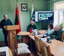 Результат аукциона — права добычи медведя: Шанс добыть медведя выставили на торги в Беларуси – победитель заплатил более 10000 рублей.

В Беларуси впервые прошёл аукцион на право охоты на бурого медведя. Организатором выступило Белорусское общество охотников и рыболовов (БООР), а само мероприятие стало частью государственной программы по регулированию численности диких животных.

💰 Ажиотаж и ход торгов на право добычи медведя

Аукцион вызвал большой интерес: участие приняли 9 охотников из четырёх областей страны. Стартовая цена лота составила Br2000, а шаг ставки — 10%, то есть Br200. Всего было сделано более 40 шагов, что позволяет предположить, что итоговая сумма составила не менее Br10 000.

🏆 Победитель аукциона на добычу медведя в Беларуси

Победителем стал охотник из Витебской области, имя которого не раскрывается. Он получил право на добычу медведя в Докшицком районе, где и будет проходить охота.

🔄 Розыгрыш путёвок: честность, прозрачность и высокий интерес

Белорусское общество охотников и рыболовов (БООР) организует еженедельные розыгрыши путёвок на охоту на медведя, которые проходят по вторникам. Участие в них бесплатное, достаточно отправить заявку на электронную почту belarus.hunt@gmail.com.

✅ Прозрачность процедуры

 • Каждый участник получает индивидуальный номер
 • Победители определяются автоматически с помощью специальной программы
 • Сотрудники БООР лично связываются с победителями для уточнения даты и места охоты
 • В случае успешной добычи медведя охотник исключается из списка и не участвует в следующих розыгрышах

📈 Рост интереса

На сегодняшний день в розыгрыше уже приняли участие более 290 охотников со всей страны. Это подтверждает высокий интерес к охоте на медведя и доверие к организаторам.

🐻 Охота на медведя как инструмент регулирования

Открытие охоты на медведей в Беларуси связано с ростом их численности. По данным БООР, в 2025 году планируется изъятие 20 особей любого пола и возраста. Это делается для предотвращения конфликтов между хищниками и людьми, а также для защиты сельскохозяйственных угодий.

📜 Условия участия

 • Стаж охоты — не менее 3 лет
 • Охота проводится в охотничьих угодьях РГОО «БООР»
 • Сезон охоты — с 1 июля по 31 декабря 2025 года
 • К изъятию определены 20 особей медведя любого пола и возраста

💸 Стоимость разрешений

Минимальная стоимость разрешения на добычу медведя:

 • Для граждан Беларуси и стран ЕАЭС — Br500
 • Для иностранных граждан — Br1000
 • Дополнительно — Br5 за путёвку

Аукционы и розыгрыши путёвок на охоту на медведя в Беларуси стали новой реальностью для охотников. С одной стороны — это способ регулирования численности хищников, с другой — элитное увлечение, доступное лишь опытным участникам. Благодаря прозрачной системе розыгрышей, шанс получить лицензию есть у каждого, кто соответствует требованиям.

Фото: Белорусское общество охотников и рыболовов (БООР)