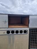 Vend remorque plateau avec caisse indépendante capacité 20 grand chiens
4 casse indépendante et toute la partie haute pour ranger les affaires.
