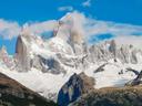 Caza en Parque Nacional Los Glaciares: geografía, tipos de caza, asociaciones de cazadores, legislación de caza y tradiciones

Características geográficas y naturales de la región Parque Nacional Los Glaciares  

Ubicado en la Patagonia Argentina, el Parque Nacional Los Glaciares cubre un área de más de 7.000 kilómetros cuadrados y es conocido por sus glaciares gigantes como el perito Moreno. La región se caracteriza por una variedad de paisajes, desde cordilleras andinas hasta llanuras y lagos. El clima aquí es severo, con inviernos fríos y veranos frescos, lo que requiere una preparación especial de los cazadores.  

Para los cazadores, las áreas boscosas y las estepas abiertas, donde viven varias especies de caza, son importantes. Los cuerpos de agua como el lago Argentino también atraen a los animales, lo que los convierte en lugares afortunados para la caza.  

Los cazadores y su lugar en la demografía de la región Parque Nacional Los Glaciares

La caza en el Parque Nacional Los Glaciares es popular entre los lugareños y los visitantes extranjeros. Según las asociaciones locales de caza, alrededor de 500-700 cazadores visitan la región cada año, de los cuales aproximadamente el 30% son extranjeros, principalmente de Europa y América del Norte. Los cazadores locales son en su mayoría residentes de ciudades cercanas como el Calafate. Conservan tradiciones de caza transmitidas de generación en generación. Para muchos, la caza no es solo un pasatiempo, sino también una forma de proporcionar carne a la familia.  

Las características fundamentales de las actividades cinegéticas en Parque Nacional Los Glaciares

La caza en el Parque nacional Los Glaciares requiere una preparación cuidadosa. El clima severo, el terreno difícil y la lejanía de la civilización lo convierten en una verdadera prueba. Los cazadores deben tener equipos de calidad, que incluyen ropa abrigada, zapatos confiables e instrumentos de navegación.  

Es importante tener en cuenta que la mayor parte del área del parque nacional está protegida y la caza solo está permitida en áreas designadas.  

Diversidad de tradiciones cinegéticas de la región Parque Nacional Los Glaciares
 
- Caza mayor: aquí puedes encontrar ciervos, guanacos (un pariente salvaje de la llama) y pumas.  
- Caza de aves: la región es rica en caza emplumada, como patos, gansos y perdices.  
- Pesca: aunque no es la caza en el sentido clásico, la Pesca en los lagos y ríos de la región también es popular entre los cazadores.  

Restricciones estacionales a la caza en Parque Nacional Los Glaciares

La temporada de caza en el Parque nacional Los Glaciares depende del tipo de caza:  
- La caza de guanacos y venados está permitida de marzo a mayo.  
- La temporada de caza de aves se extiende de abril a agosto.  
- La Pesca está permitida durante todo el año, pero con restricciones en el número de capturas.  
.  

Asociaciones y clubes de cazadores en Parque Nacional Los Glaciares

- Asociación de Cazadores de Santa Cruz es la asociación de cazadores más grande de la provincia.  
- Club de Caza y Pesca el Calafate es un Club local que organiza tours y competiciones.  

Restricciones y autorizaciones legislativas en Parque Nacional Los Glaciares

La caza en el Parque nacional Los Glaciares está estrictamente regulada. Para la caza es necesario obtener una licencia, que es emitida por las autoridades locales. También hay cuotas para disparar a los animales para preservar las poblaciones de caza.  

Está prohibido el uso de armas automáticas y trampas. La violación de las reglas de caza se castiga con fuertes multas y la confiscación de equipos.  

Tradiciones de la región Parque Nacional Los Glaciares en términos de caza  

La caza en la Patagonia tiene raíces profundas. Los lugareños han cazado guanacos y aves durante siglos, utilizando técnicas tradicionales como la caza con arco y aves de caza. Hoy en día, estas tradiciones se mantienen en el marco de eventos culturales y festivales.  

Datos interesantes sobre la caza en la región  Parque Nacional Los Glaciares

1. El guanaco es uno de los sitios de caza más populares. Su carne se considera un manjar y las pieles se utilizan para hacer ropa.  
2. La región es el hogar de una rara especie de ciervo, el ciervo del sur de Irlanda, cuya caza está estrictamente controlada.  
3. El Parque nacional Los Glaciares es uno de los pocos lugares en el mundo donde se puede cazar contra el fondo de los glaciares. 
