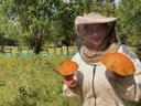 Мамины находки на своей пасеке 🐝🍄 . Mom's finds in her apiary.