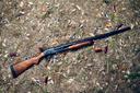Remington 870: ружье - легенда, проверенная временем. Модификации, калибры, цена, отзывы

Remington 870 – это не просто ружье, это икона американского оружейного производства, символ надежности и универсальности.  Более полувека эта помпа, с момента своего появления в 1950 году,  завоевывает сердца охотников, стрелков-спортсменов и любителей самообороны по всему миру.  В этой статье мы подробно разберем, что делает Remington 870 таким популярным, какие модификации доступны, его технические характеристики, применимость на охоте и в спорте, а также рассмотрим отзывы владельцев, чтобы помочь вам сделать осознанный выбор.

История и Значение Remington 870

Remington 870 пришел на смену модели 31, переняв от нее лучшие качества и внедрив ряд улучшений, направленных на снижение стоимости производства и повышение надежности.  Основной акцент был сделан на простоту конструкции, что обеспечило ружью высокую устойчивость к загрязнениям и износу.  Результат – легендарная надежность, за которую Remington 870 ценят и по сей день.

Конструктивные Особенности и Принцип Работы

Remington 870 – это ружье с ручным перезаряжанием, работающее по принципу помпового действия.  Этот принцип известен своей надежностью и позволяет использовать патроны различной мощности без необходимости настройки автоматики.

Запирание: Запирание канала ствола осуществляется качающейся личинкой, которая входит в зацепление с вырезом в хвостовике ствола.  Это обеспечивает надежное запирание и предотвращает открытие затвора во время выстрела.

Подача патронов: Патроны подаются из подствольного трубчатого магазина.  Подвижное цевье, соединенное с затвором, приводит в действие механизм подачи патронов при движении назад и вперед.

Ударно-спусковой механизм (УСМ): УСМ куркового типа, собран на отдельном основании, что упрощает обслуживание и замену.  Предохранитель кнопочного типа расположен в передней части спусковой скобы.

Основные Модификации и Варианты Исполнения

Remington 870 выпускается в огромном количестве модификаций, предназначенных для различных целей.  Вот лишь некоторые из наиболее популярных:

Remington 870 Express:  Самая доступная и распространенная версия.  Отличается более простой отделкой и меньшим количеством опций.  Идеально подходит для охоты и начинающих стрелков.

Remington 870 Wingmaster:  Классическая модель с высоким качеством отделки и полированным стволом.  Более дорогая, чем Express, и часто используется для охоты на пернатую дичь и стендовой стрельбы.

Remington 870 Marine Magnum:  Специальная версия с никелированным покрытием, устойчивым к коррозии.  Предназначена для использования в морских условиях и в условиях повышенной влажности.

Remington 870 Tactical:  Модификация для правоохранительных органов и самообороны.  Обычно оснащается коротким стволом, пистолетной рукояткой и планками Пикатинни для установки аксессуаров.

Remington 870 DM (Detachable Magazine):  Современная версия с отъемным коробчатым магазином.  Предлагает более быструю перезарядку и большую огневую мощь.

Калибры Remington 870:

• 12 калибр — наиболее универсальный, применяется для охоты на крупную и мелкую дичь, спортивной стрельбы и целей самообороны.
• 20 калибр — с пониженной отдачей, рекомендован начинающим стрелкам и для охоты на мелкую дичь.
• .410 калибр — маломощный вариант, используется для стрельбы на коротких дистанциях по мелкой дичи.
• 16 калибр — промежуточное решение между 12 и 20 калибрами, применяется для универсальной охоты.

Основные Характеристики (для 12 калибра):

Длина ствола:  В зависимости от модификации и назначения, от 470 мм (18.5 дюймов) до 760 мм (30 дюймов) и более.

Емкость магазина: Обычно 4+1 или 7+1 (в зависимости от модификации и удлинителя магазина).

Вес:  Около 3.2-3.6 кг (в зависимости от модификации и материала приклада и цевья).

Прицельные приспособления:  Мушка (часто с оптоволоконной вставкой), целик (на тактических моделях).

Чоки:  Сменные чоки (в большинстве моделей) позволяют регулировать осыпь дроби в зависимости от дистанции и типа дичи.

Цена

Цена на Remington 870 сильно варьируется в зависимости от модификации, состояния (новое или б/у) и региона.

Remington 870 Express:  От 30 000 до 50 000 рублей (в зависимости от комплектации и магазина).

Remington 870 Wingmaster:  От 50 000 до 80 000 рублей и выше (в зависимости от состояния и отделки).

Remington 870 Tactical: От 45 000 до 70 000 рублей (в зависимости от комплектации и наличия аксессуаров).

Remington 870 DM: От 55 000 до 85 000 рублей.

Дальность Стрельбы

Эффективная дальность стрельбы из Remington 870 зависит от используемого калибра, типа патрона, чока и навыков стрелка.

Дробь:  Эффективная дальность стрельбы дробью по дичи составляет примерно 30-40 метров.  На большей дистанции осыпь дроби становится слишком рассеянной, и вероятность поражения цели снижается.

Пуля:  Эффективная дальность стрельбы пулей может достигать 50-75 метров, но точность стрельбы пулей из гладкоствольного ружья оставляет желать лучшего.

На Кого Охотятся с Remington 870?

Универсальность Remington 870 позволяет использовать его для охоты на самые разные виды дичи:

Пернатая дичь:  Утка, гусь, вальдшнеп, тетерев, рябчик и другая пернатая дичь (с использованием дроби соответствующего номера).

Мелкий зверь:  Заяц, лиса, енот, бобр (с использованием дроби или картечи).

Крупный зверь:  Кабан, лось, олень (с использованием пулевых патронов).  Следует помнить, что для охоты на крупного зверя рекомендуется использовать более мощные калибры и специализированные пули.

Remington 870 – это легендарное ружье, которое заслужило свою популярность благодаря надежности, простоте и универсальности.  Если вы ищете доступное и неприхотливое оружие для охоты, спорта или самообороны, Remington 870 – отличный выбор.  Перед покупкой рекомендуем внимательно изучить различные модификации и выбрать ту, которая наилучшим образом соответствует вашим требованиям и бюджету.  Удачной охоты и метких выстрелов!
