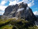 Caccia nelle Dolomiti Friulane: Un'avventura tra vette maestose, Caratteristiche geografiche e tradizioni alpine

Le Dolomiti Friulane, situate nel cuore del Friuli Venezia Giulia, rappresentano un paradiso per gli appassionati di caccia. Questo territorio montuoso, caratterizzato da paesaggi mozzafiato e una ricca biodiversità, offre opportunità di caccia uniche in un ambiente selvaggio e incontaminato. Tuttavia, la pratica venatoria è regolamentata per proteggere l'ecosistema fragile e garantire la conservazione della fauna locale. Questo articolo esplora tutto ciò che un cacciatore deve sapere sulla caccia nelle Dolomiti Friulane.

Caratteristiche geografiche e naturali della regione dal punto di vista venatorio

Le Dolomiti Friulane si distinguono per:
Paesaggi Alpini : Punteggiati da vette imponenti, valli profonde e boschi fitti.
Vegetazione : Dominata da foreste di abeti, larici e pascoli alpini, con macchie di vegetazione arbustiva.
Fauna Locale : La regione ospita specie adattate all'ambiente montano, come camosci, cervi e galli cedroni.
Questi elementi rendono le Dolomiti Friulane un habitat ideale per molte specie di grande e piccolo gioco.

Demografia dei Cacciatori: Un Focus su Numero, Età, Sesso

Non esistono dati precisi sul numero di cacciatori attivi nelle Dolomiti Friulane, ma si stima che siano alcune migliaia, principalmente concentrati nelle zone rurali del Friuli Venezia Giulia. La maggior parte dei cacciatori proviene dalla regione o dalle aree limitrofe, come il Veneto e il Trentino-Alto Adige. I giovani cacciatori sono in diminuzione, mentre rimane attiva una generazione più anziana legata alle tradizioni locali.

Caratteristiche della Caccia nelle Dolomiti Friulane

La caccia in questa regione presenta sfide e peculiarità:
Terreno Impervio : Il territorio montuoso richiede resistenza fisica, esperienza e buona conoscenza del territorio.
Specie Protette : Molte aree sono interdette alla caccia per preservare la biodiversità.
Condizioni Climatiche : Le temperature rigide e le condizioni meteorologiche variabili influenzano la pianificazione delle battute di caccia.

Tipi di Caccia e Specie Presenti

Nelle Dolomiti Friulane sono praticabili diverse forme di caccia:
Caccia al Grande Gioco : Camosci, cervi e caprioli sono le principali prede.
Caccia al Piccolo Gioco : Lepri, volpi e piccoli uccelli come il gallo cedrone.
Caccia agli Uccelli Migratori : Durante la stagione migratoria, si possono cacciare specie come la beccaccia e la quaglia.

Stagioni di Caccia nella Regione

Le stagioni di caccia sono stabilite dalla Regione Friuli Venezia Giulia e dal Ministero dell'Ambiente:
Grande Gioco : Settembre a Dicembre, con permessi speciali per alcuni periodi.
Piccolo Gioco : Ottobre a Dicembre.
Uccelli Migratori : Settembre a Novembre.
La caccia è vietata durante la primavera per proteggere la riproduzione.

Associazioni e Club di Cacciatori

Le associazioni di caccia nella regione sono ben organizzate e attive:
Federazione Italiana della Caccia (FIDC) : Promuove la caccia sostenibile e supporta i cacciatori locali.
Associazioni Locali : Gruppi come l'Associazione Cacciatori delle Dolomiti Friulane organizzano battute collettive e attività di monitoraggio faunistico.

Legislazione sulla Caccia

La caccia nelle Dolomiti Friulane è disciplinata da norme rigorose:
Licenze Obbligatorie : Ogni cacciatore deve possedere una licenza valida e rispettare i limiti di prelievo.
Aree Protette : Zone come il Parco Naturale delle Dolomiti Friulane sono completamente interdette alla caccia.
Multe Severissime : Attività illegali comportano sanzioni pesanti, inclusa la confisca delle armi.

Tradizioni Venatorie Regionali: Riti, Usi e Cultura Locale della Caccia

La caccia nelle Dolomiti Friulane ha radici storiche:
Controllo del Territorio : I cacciatori locali hanno sempre svolto un ruolo nel monitoraggio del territorio e nella protezione delle colture.
Condivisione del Bottino : La carne ottenuta veniva spesso divisa tra le famiglie del villaggio.
Eventi Culturali : In passato, la caccia era associata a festività e celebrazioni rurali.

Fatti Sorprendenti e Curiosità: Cosa Rende Unica la Caccia in Questa Regione

Patrimonio UNESCO : Le Dolomiti Friulane sono protette come sito UNESCO, il che influenza le politiche di caccia.
Camosci Iconici : Il camoscio è considerato un simbolo della fauna alpina e una preda ambita dai cacciatori.
Turismo Sostenibile : La caccia è vista come un'attività complementare al turismo eco-sostenibile.
Trasformazione Culturale : Oggi, la caccia è più un hobby che una necessità economica.
La caccia nelle Dolomiti Friulane rappresenta un'esperienza unica per chi apprezza la natura e le tradizioni italiane. Tuttavia, è essenziale rispettare le normative e comprendere l'impatto ambientale delle proprie azioni. I cacciatori che visitano questa regione devono prepararsi adeguatamente, collaborare con le autorità locali e contribuire alla conservazione di questo patrimonio naturale.
#CacciaDolomitiFriulane #FriuliVeneziaGiulia #CacciaAlpina #CamoscioAlpino #CacciaSostenibile #GalloCedrone #CacciaRegolamentata #QuagliaAutunnale #BeccacciaMontana #CacciaInMontagna #TurismoSostenibile #BiodiversitàFriuli #CacciaEcosostenibile #ParcoNaturaleDolomitiFriulane #TradizioniVenatorie #CacciaItalia