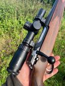 Puškohled Bushnell NITRO 1-6x24 i+
Řadu NITRO nabízí Bushnell v kategorii střední třídy. Dalekohledy a puškohledy NITRO jsou na trhu už od roku 2018, nicméně model, o kterém čtete, je horká novinka letošního léta, která cílí na evropský trh. NITRO 1-6x24 i+ je na rozdíl od zavedeného modelu NITRO 1-6x24 AR vybaven oblíbeným křížem G4, jehož střed je červeně podsvícený. Puškohled nalezne uplatnění na sportovních i loveckých zbraních.
Optické zvětšení, hmotnost a rozměry determinují puškohled pro aktivní způsob lovu. Při malém zvětšení 1-2x oceníte možnost střílet na krátké vzdálenosti s oběma očima otevřenými. Užitím zvětšení 3-6x bez problému „dosáhnete“ na sto a více metrů. Červeně podsvícenou tečku ve středu osnovy využijete pro výrazně rychlejší nalezení polohy oka a při míření na pohybující se cíl. Za hlavní benefit tohoto druhu puškohledů považuji zorné pole, které je v minimálním zvětšení dokonce 38 m ve 100 metrech.