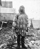 Inuit (Aleutian) in a park made from the insides of a sea lion. Nome, Alaska. The year is 1900.

Arctic hunters most often make trousers and shoes from the skins of marine mammals, and outerwear from deer skins and warm it with fox, squirrel or arctic fox fur. Among the hunters of Chukotka, rovduga is widely used – suede made of elk or deer skins. Eskimos and Aleutian sea hunters sew unique, authentic waterproof camel lace anoraks.

We all use lightweight waterproof raincoats. No fisherman or hunter can do without them, mushroom pickers and outdoor vacationers always take raincoats with them. Modern raincoats are made of plastic or a special impregnated material. However, among the northern peoples, such cloaks are made from natural materials, from the insides of walruses, seals and sea lions.

Kamlot is a blind shirt with a hood (anorak), which was usually worn as an upper layer on fur coats or jackets, and sea St. John's wort - for hunting. Such a shirt was made from the insides and throat tissues of marine mammals: walrus, seal, sea lion. The special texture of such fabrics actually prevented the penetration of water and snow, protecting the fur of the main jacket and the comfort of the hunter.

A parka (anorak) made from the insides of sea lions and other similar animals was used as a cloak or clothing for hunters who kayak. The intestines are cleared of partially digested food and other contents such as stones. The insides are then cleaned to remove fat and excess tissue. After that, they are inflated and left to dry. Then they are cut lengthwise, leaving a long strip that goes into action. The guts of several sea lions are required to make such a park.

Proper skinning is hard work that requires skill, which is why skilled furriers have always been highly respected by the northern peoples. High-quality clothing made of natural materials is not only comfortable, but also prevents excessive sweating or protects against precipitation due to proper thermoregulation. And this is important in an environment where a hunter's life often depends on the quality and convenience of clothing.