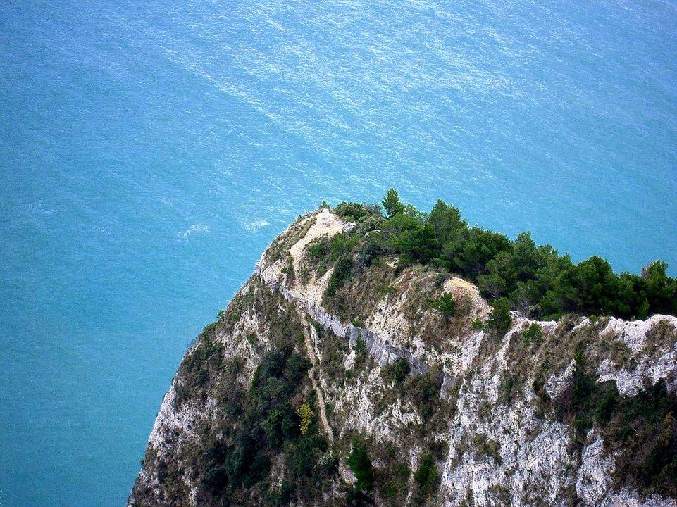 Hunting in the MARCHE:  Clubs, Laws and Legislation, Communities and Demographics.