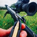 Калибр .223 Remington - маленький патрон с большой историей. Больше, чем просто охотничий калибр

Сказать, что .223 Remington в России – просто "охотничий патрон", значит упростить ситуацию. Это калибр с богатой и неоднозначной историей, переплетенной с эволюцией российского рынка оружия, культурой охоты и даже геополитикой. За свою относительно недолгую жизнь на российском рынке он успел стать символом как прогресса, так и споров.
В отличие от привычных для российской охоты 7,62x39 или 7,62x54R, .223 Rem пришел к нам с "другой стороны баррикад". Разработанный для американской винтовки AR-15 (M16), он изначально был создан как военный патрон. Именно это происхождение, а не его охотничьи качества, во многом определило его судьбу в России.

История калибра .223 Rem

История о .223 Remington началась не с охотничьих угодий, а с полей сражений. В середине 1950-х годов американские военные искали замену устаревшему патрону .30-06 Springfield. Требовалось что-то легкое, с высокой скоростью и настильной траекторией для повышения эффективности стрельбы на средних дистанциях.

Компания Remington, в сотрудничестве с Eugene Stoner из ArmaLite, взялась за разработку. Результатом стал патрон, получивший обозначение .223 Remington в 1964 году. Гражданская версия была выпущена компанией Remington, дабы успокоить охотников и стрелков-спортсменов, обеспокоенных милитаризацией общества (а заодно и заработать, конечно же).

Причина появления проста – необходимость в более эффективном, легком и точном патроне для военных нужд, а затем и для гражданского рынка. Позже, патрон 5.56x45mm NATO, разработанный на основе .223 Remington, стал стандартным для армий стран НАТО. Вот так, от военной необходимости – к охотничьему промыслу и спортивной стрельбе.

.223 калибр появление в России
Оружие под .223 Rem появилось в России в 90-е годы, когда все новое, особенно западное, вызывало большой интерес. В это время калибр приобрел репутацию "точного" и "модного". С начала 2000-х годов популярность .223 Rem в России значительно выросла благодаря доступным отечественным аналогам, таким как "Вепрь-223" и "Сайга-223". Многие охотники оценили калибр за его небольшую отдачу, высокую настильность траектории и точность. .223 Rem стал популярен для охоты на мелкую дичь, косулю и даже волка.

Технические характеристики: маленький снаряд – большая энергия
* Диаметр пули: .224 дюйма (5,69 мм)
* Длина гильзы: 1.760 дюйма (44,70 мм)
* Общая длина патрона: 2.260 дюйма (57,40 мм)
* Вес пули: Варьируется, но чаще всего от 50 до 77 гран (3,24 - 5 грамм)
* Начальная скорость: В зависимости от веса пули и заряда пороха, обычно от 900 до 1000 м/с.
* Начальная энергия: От 1600 до 2000 Джоулей.

Цифры, конечно, важны, но главное – это высокая скорость и настильная траектория, что позволяет вести точную стрельбу на средних дистанциях с минимальной поправкой на ветер и дальность.

.223 Remington чем снаряжаеться:

* Пулей: Пули бывают с оболочкой (FMJ), полуоболочечные (SP), экспансивные (HP, V-Max) и даже бронебойные.
* Дробью и картечью: Теоретически возможно использование дроби в специальных контейнерах, но это скорее экзотика, чем распространенная практика.

Тип пули зависит от цели. Для охоты на мелкую дичь – экспансивные, для варминтинга – высокоскоростные, для спортивной стрельбы – с хорошей баллистикой.

Тип ружей: от AR-15 до болтовых карабинов
Вариаций оружия под .223 Remington – великое множество:

* Полуавтоматические винтовки (AR-15): Самый популярный вариант. 
* Болтовые карабины: Отличный выбор для точной стрельбы на дальние дистанции.
* Помповые карабины: Редкий, но интересный вариант.
* Мини-карабины: Компактные и удобные для переноски.

.223 Remington – отличный калибр для охоты на:

* Средняя дичь: Лисица, енот, лисы, койоты, мелкий олень
* Мелкую дичь: Зайцы, белки, сурки

На более крупную дичь (олень, кабан) .223 Remington использовать можно, но с оговорками. Требуется точный выстрел по убойному месту и использование качественных пуль, предназначенных для этой цели. Многие охотники считают этот калибр недостаточно мощным для крупных животных, предпочитая более крупные калибры.

Сравнение калибра .223 Rem с аналогами: 

* .222 Remington: Предшественник .223. Менее мощный, но более точный.
* .204 Ruger: Очень скоростной и настильный, но менее распространенный.
* 5.45x39: Русский аналог. Несколько меньшая мощность и выбор боеприпасов.

.223 Remington – золотая середина. Достаточно мощный, точный и доступный.

Производители патронов калибра .223 Rem:

* Federal: Широкий ассортимент, высокое качество.
* Remington: Классика жанра.
* Winchester: Надежно и проверено временем.
* Hornady: Инновационные пули и высокая точность.
* Sellier & Bellot: Хорошее соотношение цена-качество.
* Барнаул, Тула, Климовск (Россия): Доступные по цене патроны.
* Norma; PPU; Geco; Fiocchi; Winchester; АПЗ; БПЗ; ТПЗ; Концерн Калашников.

Калибр .223 Rem Отзывы: 

Мнение охотников В США калибр .223 Rem популярен среди охотников, и отзывы о нем в основном положительные. В Штатах его активно используют для охоты на койотов и отстрела различных грызунов-вредителей. 

А что же говорят российские охотники о калибре .223 Rem? Мнения часто разделяются на два противоположных лагеря.
Позитивные отзывы отмечают, что патрон считается одним из лучших и универсальных благодаря высокой скорости и широким возможностям на охоте. Однако есть и негативные мнения: калибр не подходит для охоты, портит дичь и в целом переоценен. Тем не менее, скептиков значительно меньше.
Многие российские охотники рекомендуют .223 Rem в качестве первого нарезного карабина по нескольким причинам:

* Широкий перечень добываемых трофеев, за исключением птиц и крупных опасных животных
* Низкая отдача
* Точность выстрела на 200–300 м и отсутствие подранков
* Низкая стоимость патронов и оружия

Калибр .223 Rem будет оптимальным вариантом, если ваша цель — охота на лисицу, зайца или косулю с нарезным оружием, и вы не планируете в будущем добывать медведя.
